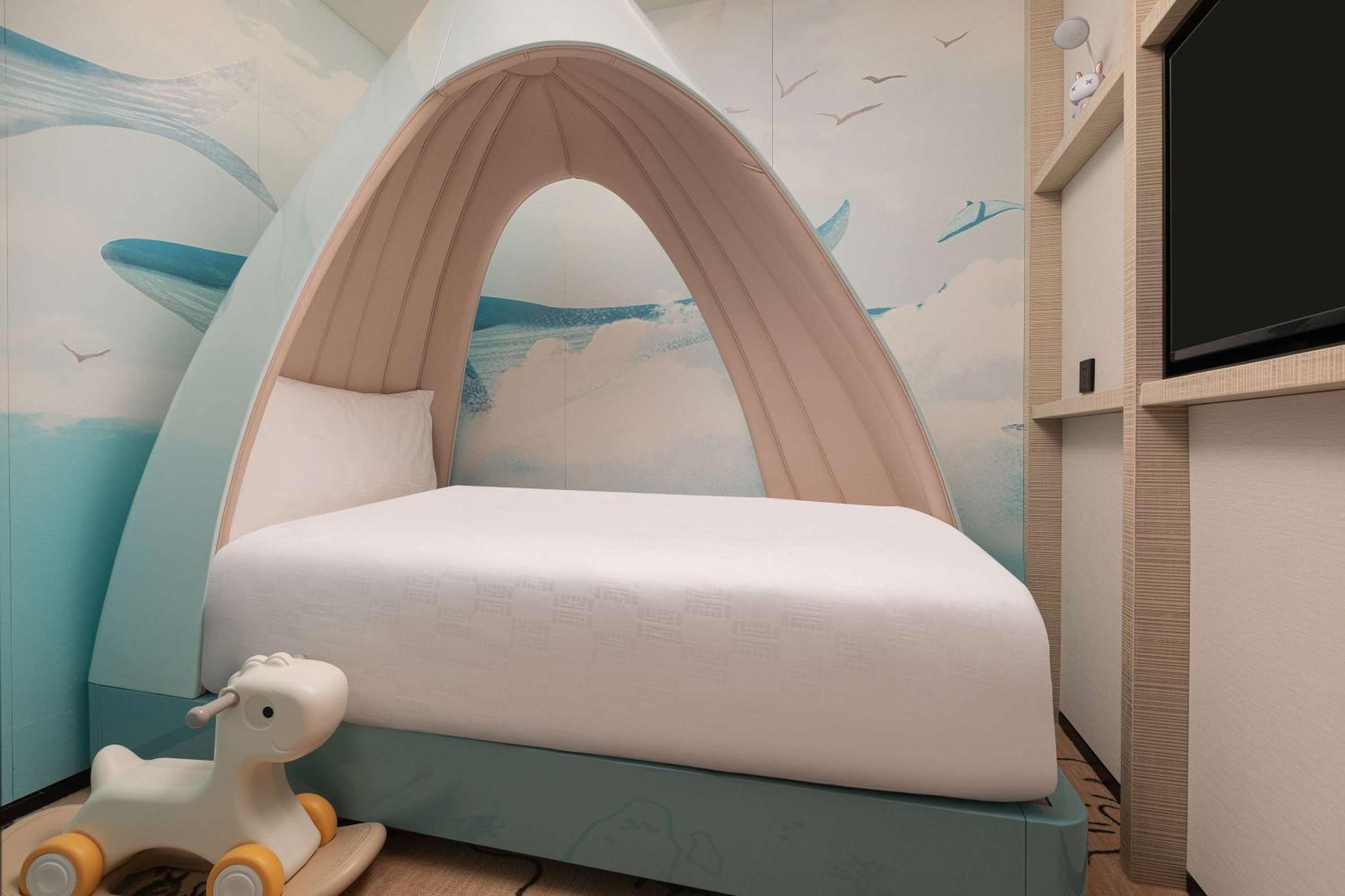 Standard Double Room with One Kid Bed and Lake View - Kids Theme