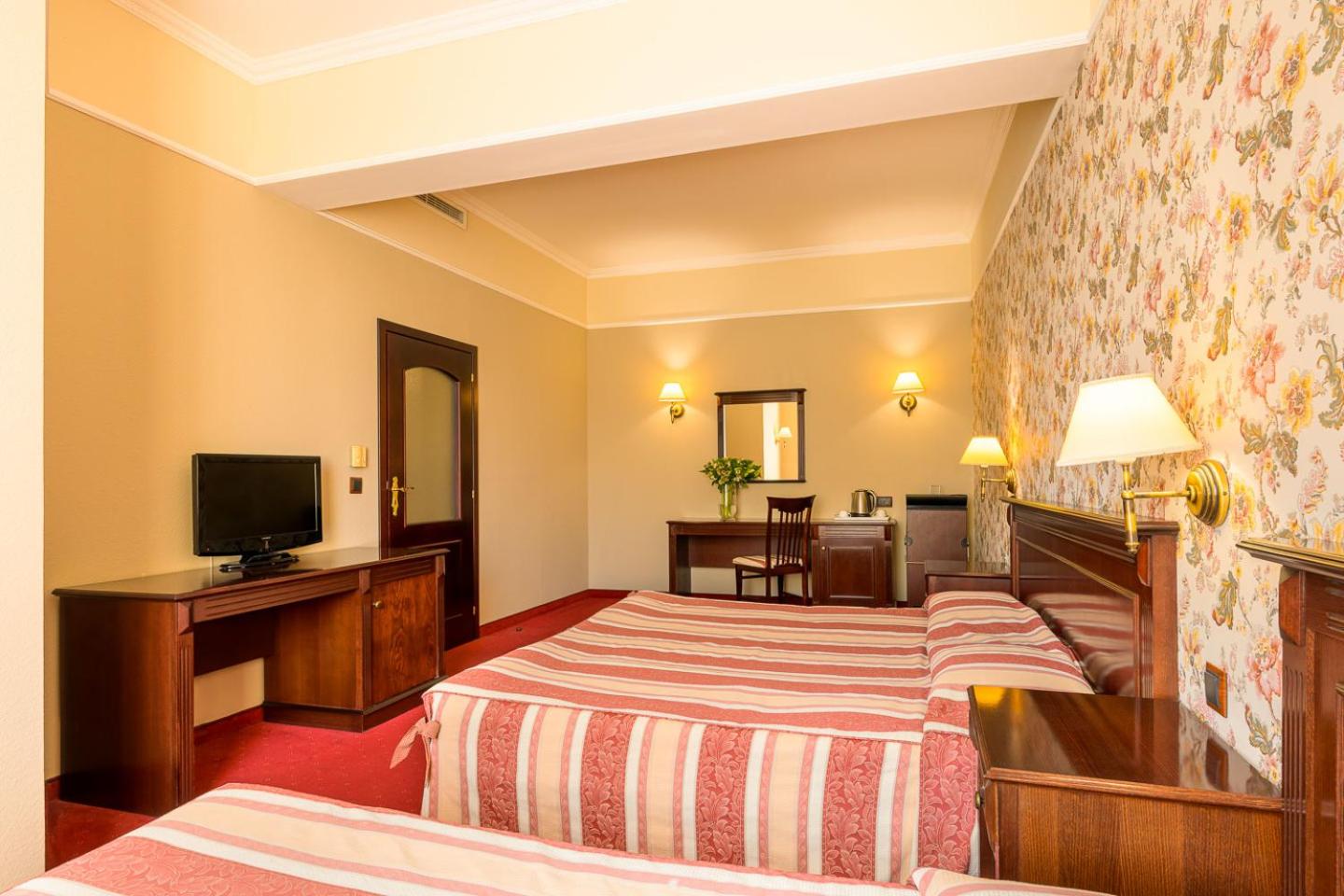 One-Bedroom Suite (2 Adults + 1 Child)