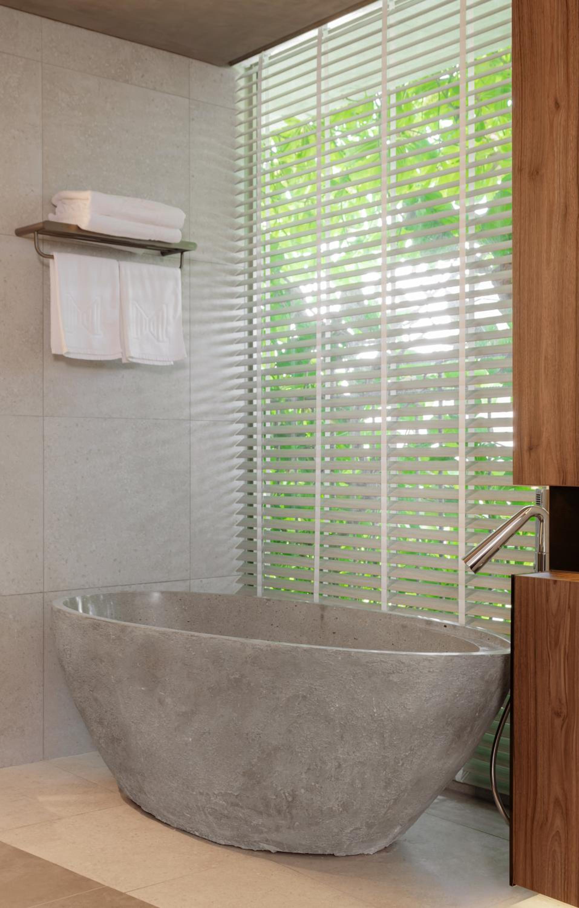 Deluxe Double Room Partial Sea View and Bathtub - Daily Afternoon Tea Inclusive