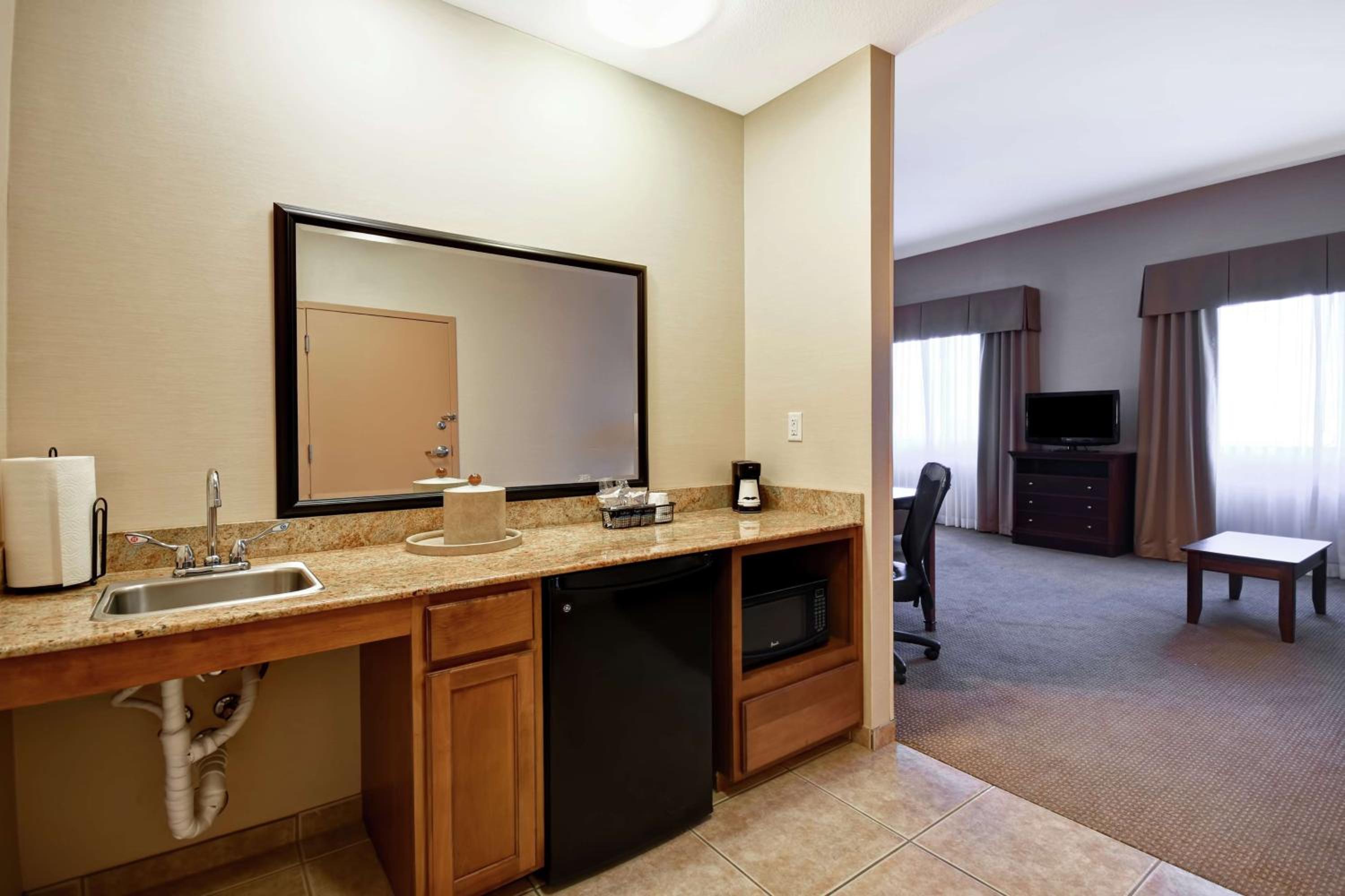 King Suite - Mobility and Hearing Access/Non-Smoking