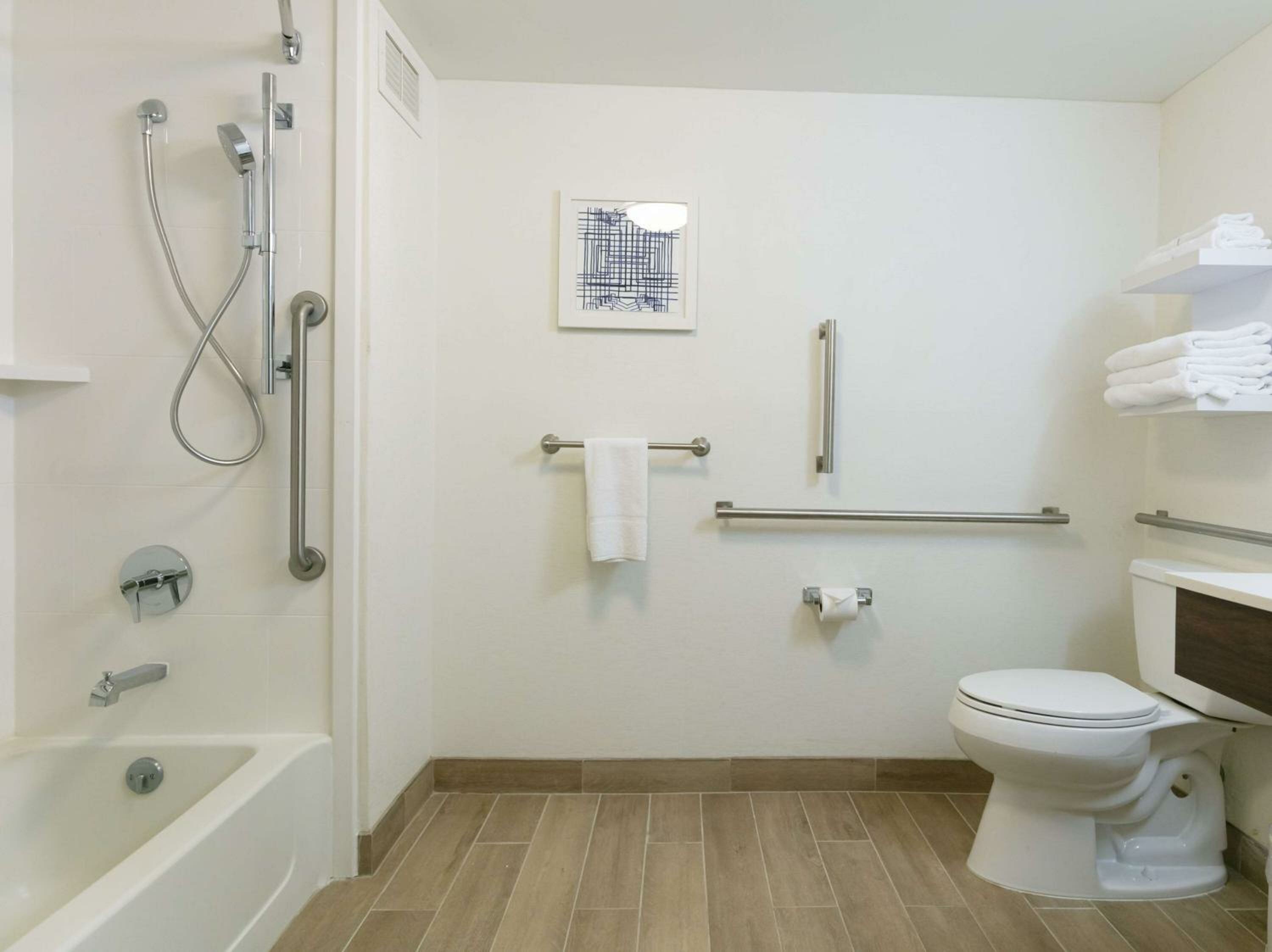 Double Room with Two Queen Beds and Bath Tub - Mobility Access