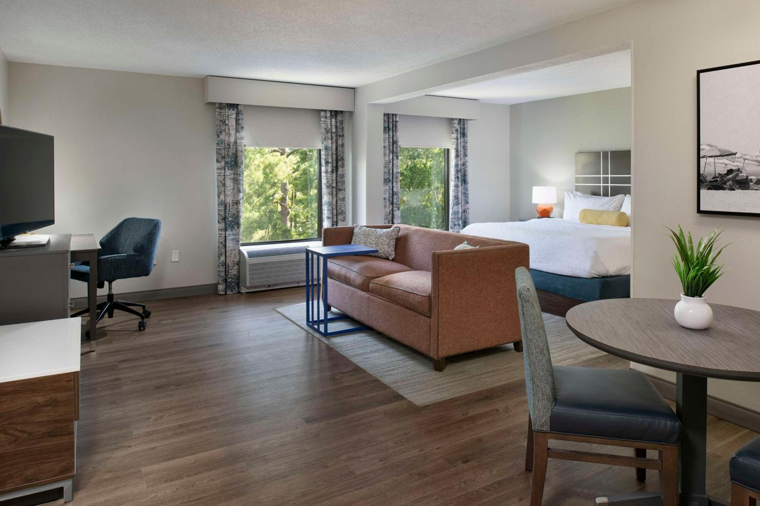 One-Bedroom King Suite with Whirlpool - Non-Smoking 