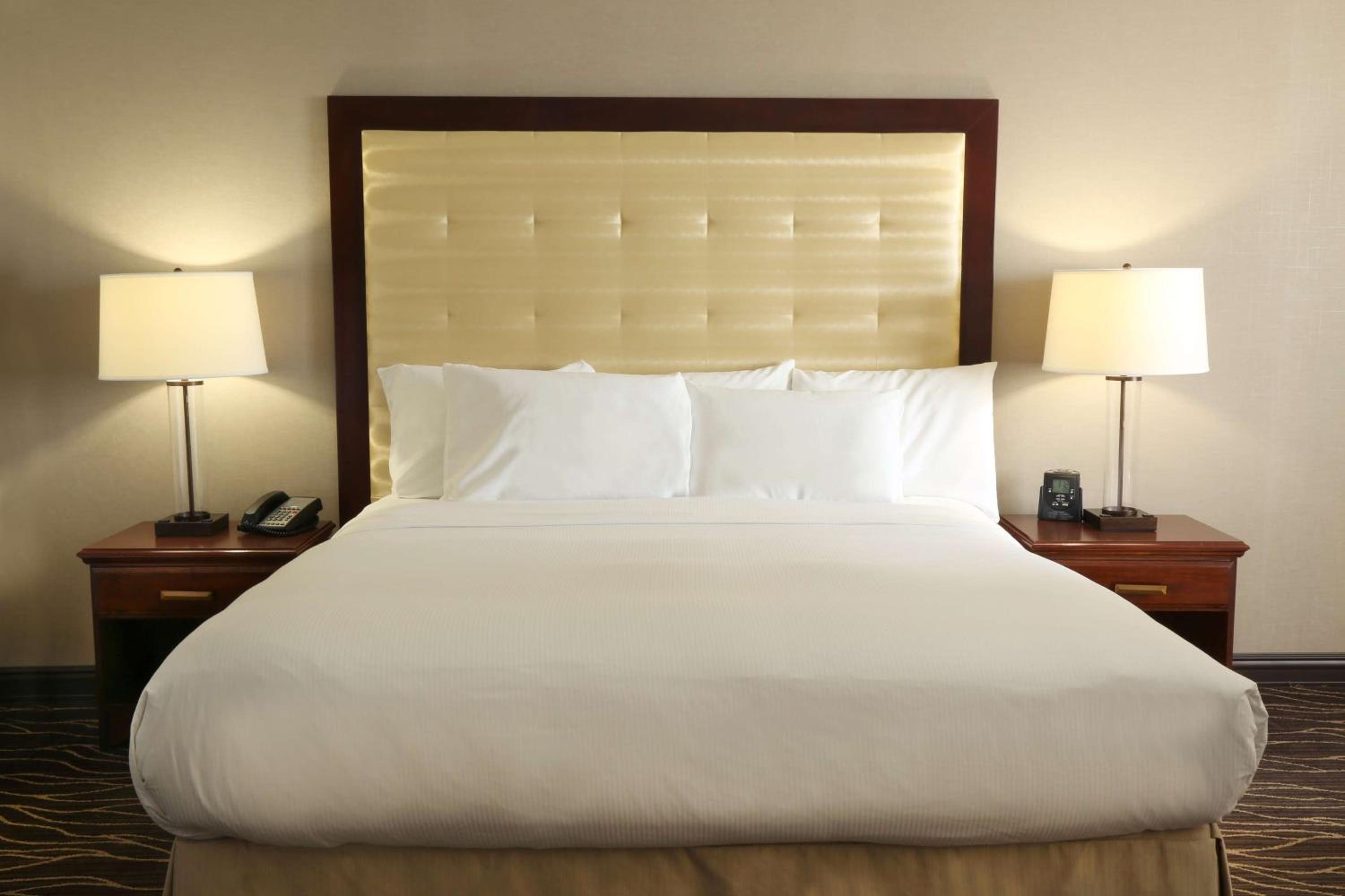 Accessible King Room With Bathtub