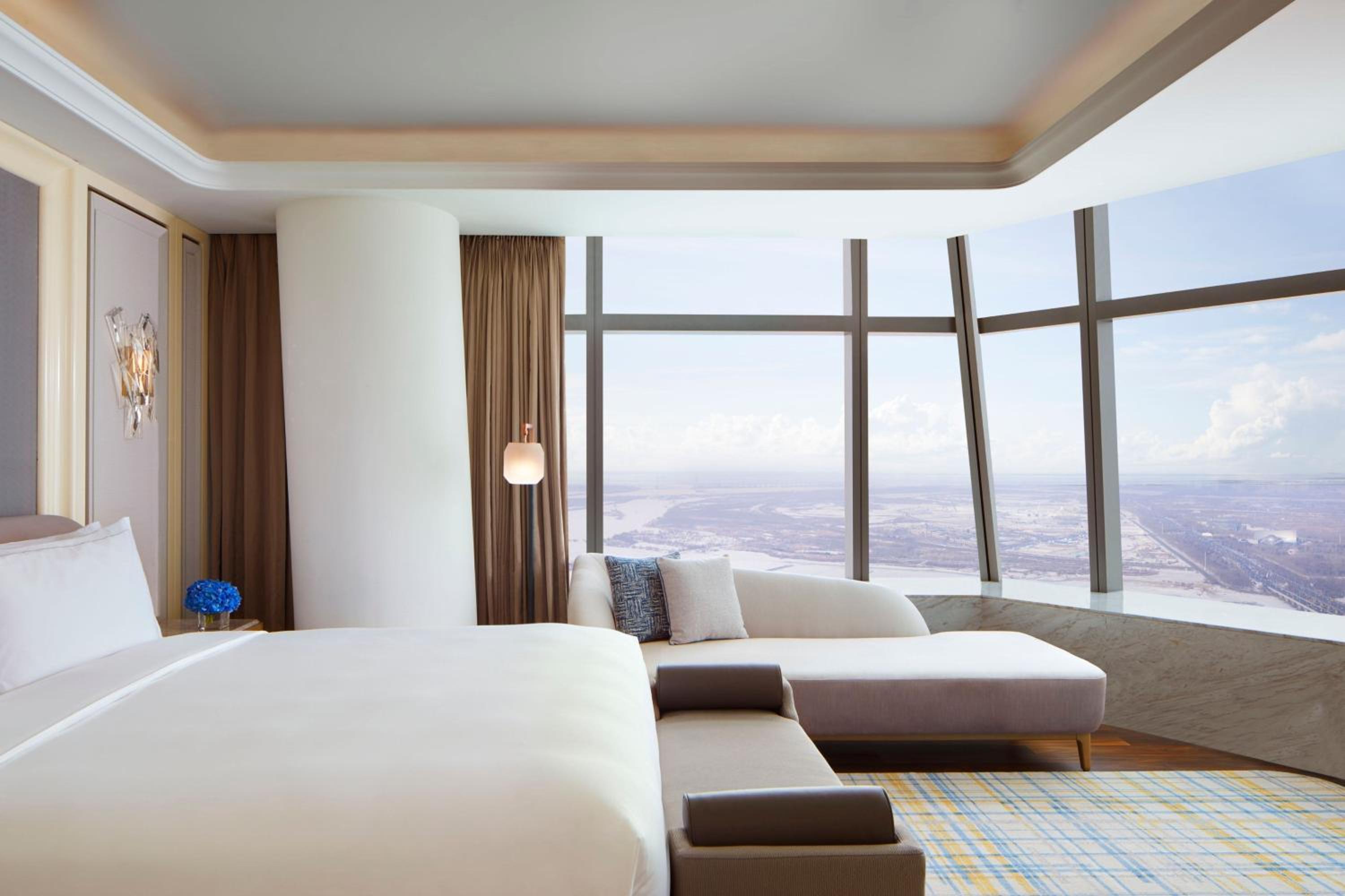 Executive King Suite with River View - Club Lounge Access