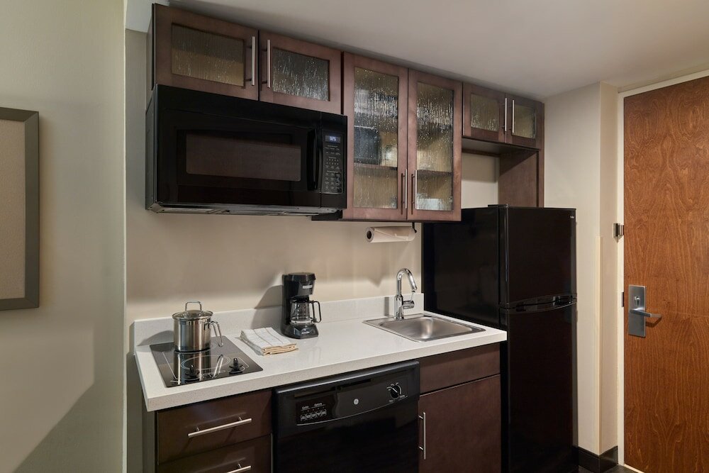 Studio Suite, 1 Queen Bed, Kitchen