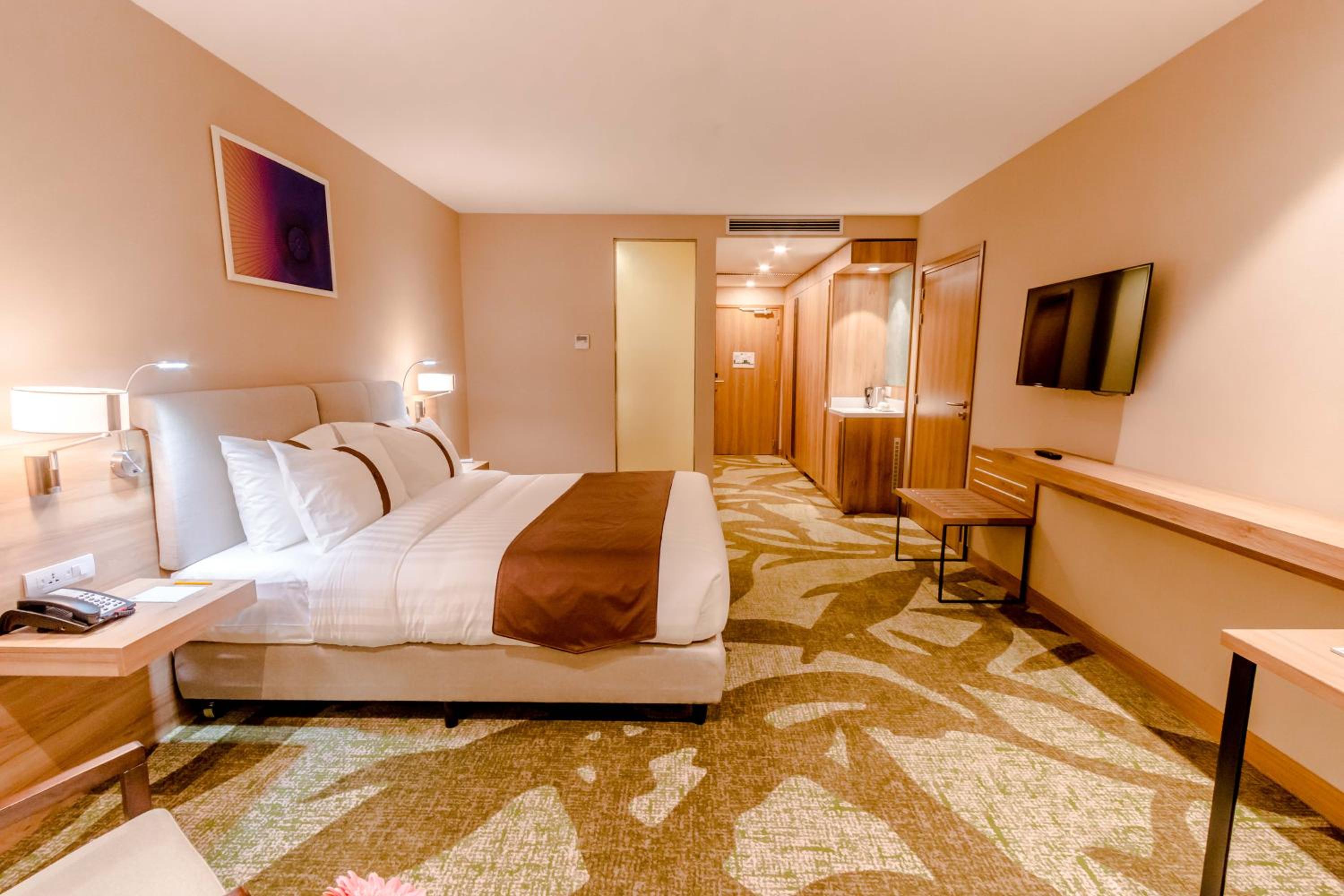 King Room - Disability Access/Roll in Shower - Non-Smoking