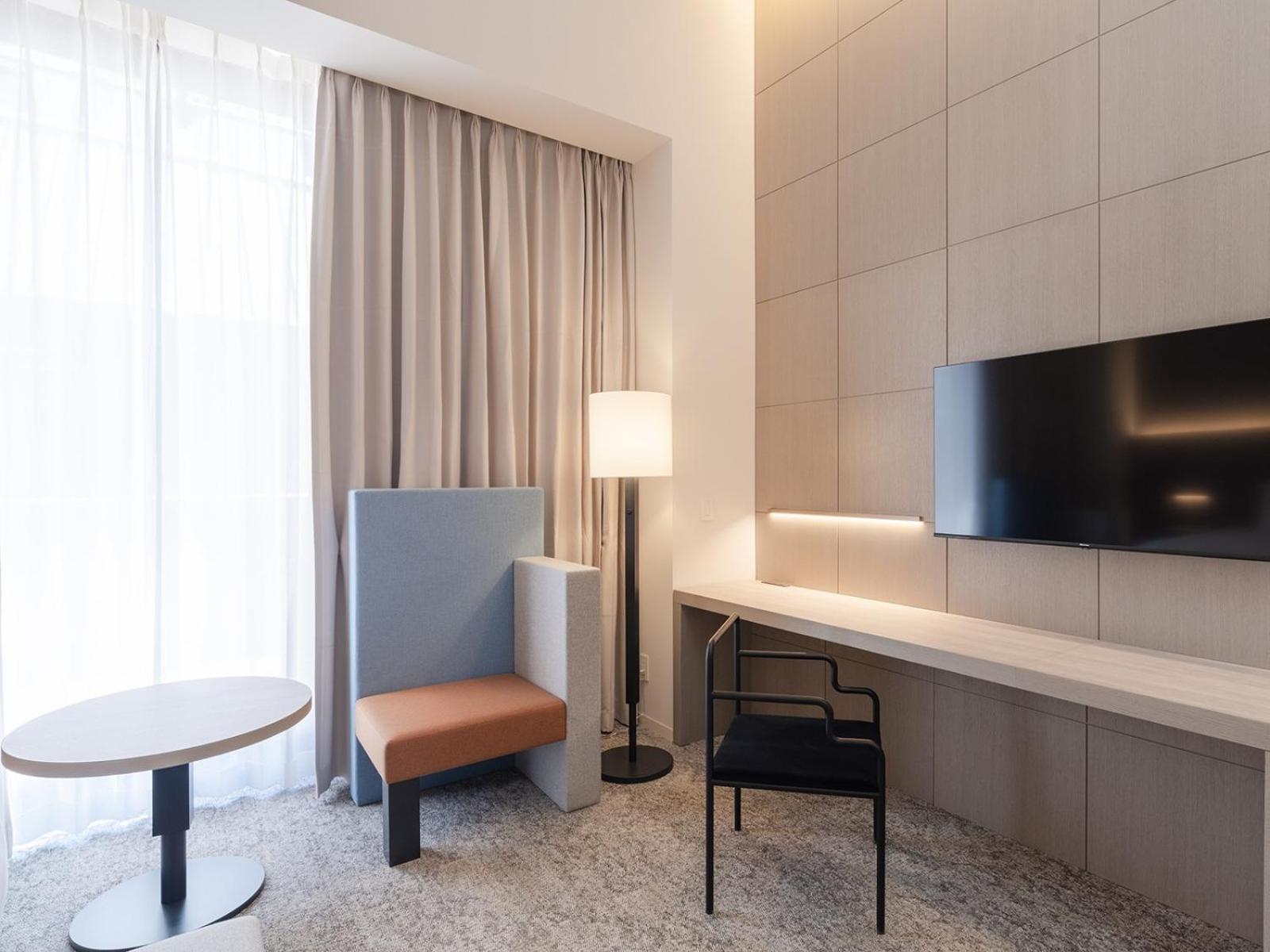 Deluxe King Room with Balcony and Lounge Access