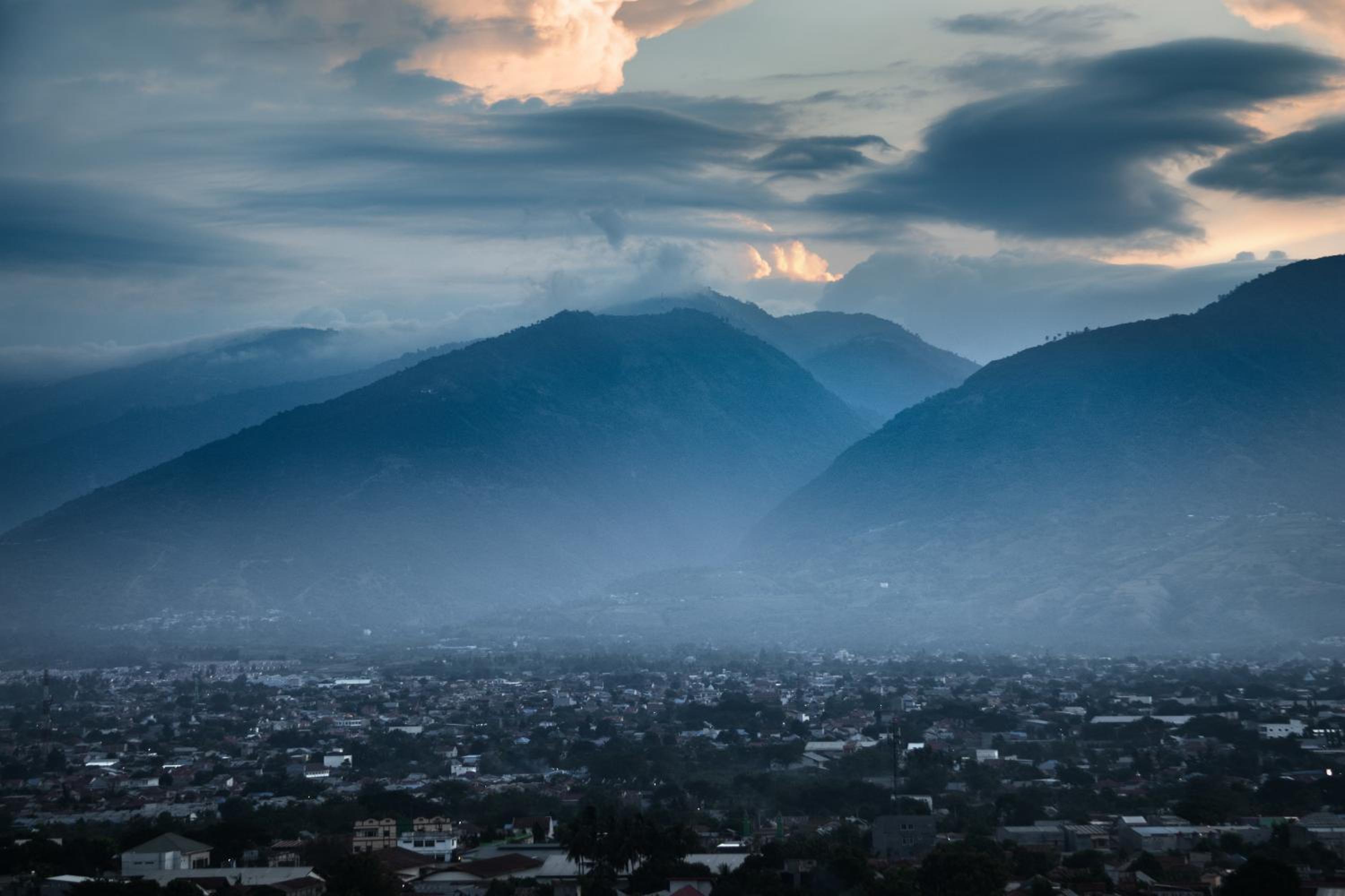 Deluxe Queen Room with City View - Non-Smoking