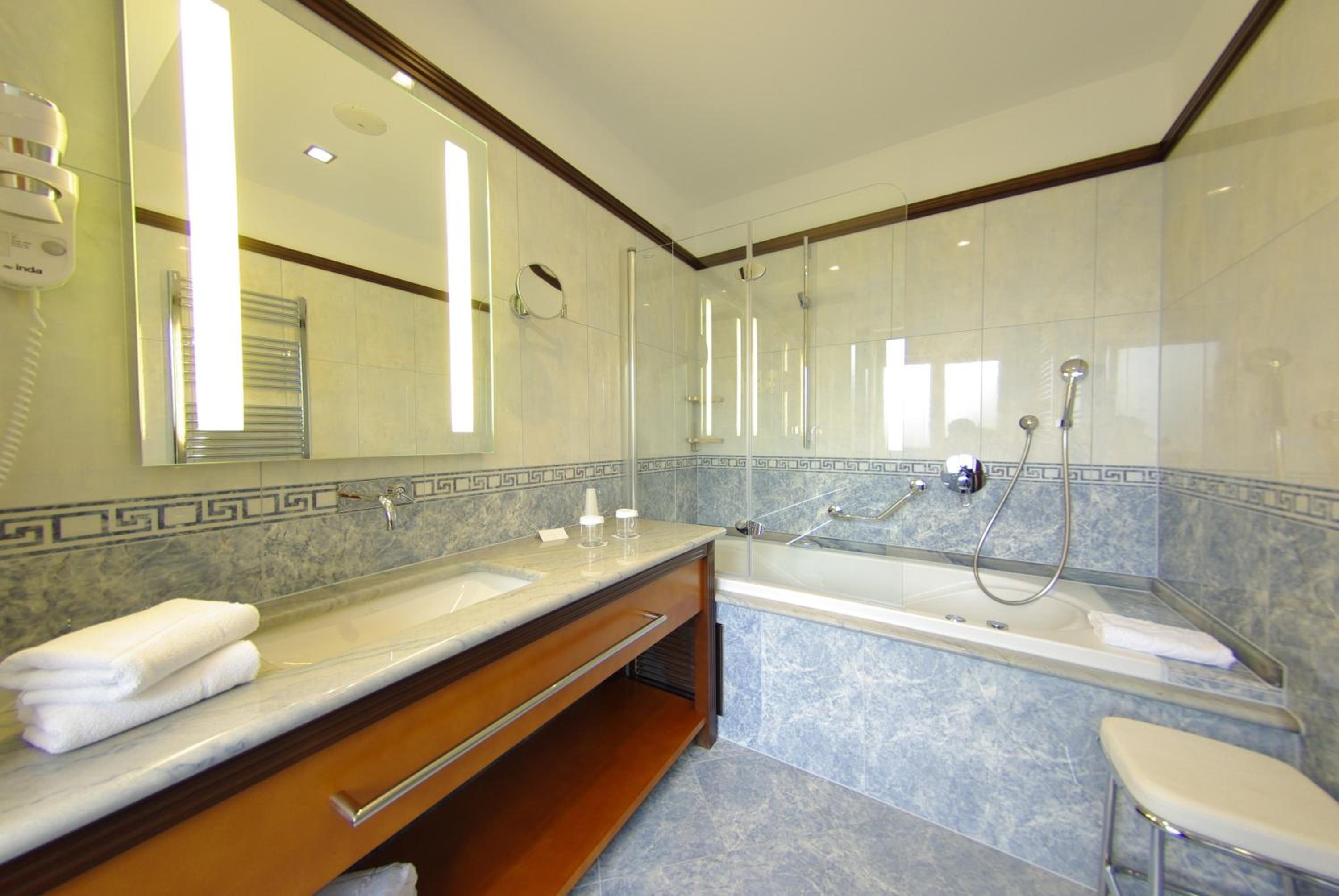 Deluxe Suite with Terrace and Sea View