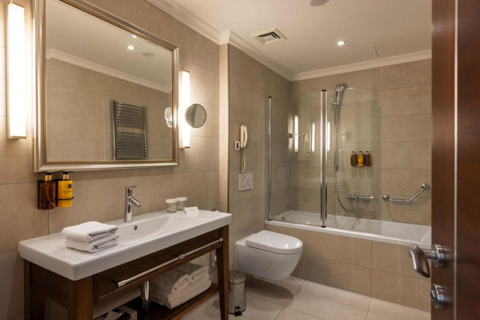 Deluxe Suite with Terrace and Sea View