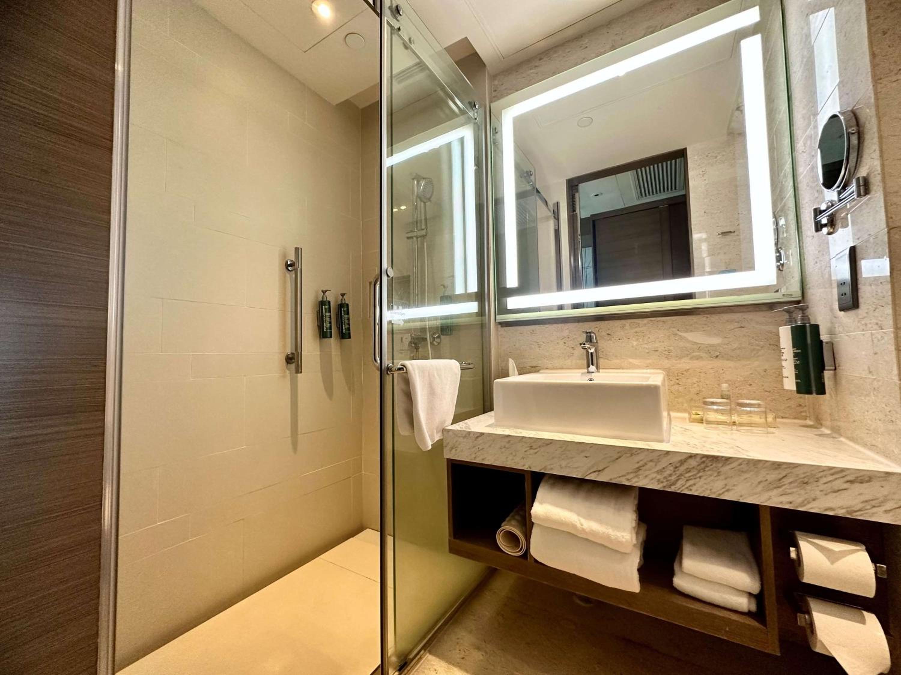 Deluxe King Room with Garden View