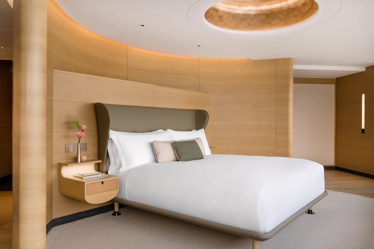 1 King Corner Suite with Sea View - Regent Club Access