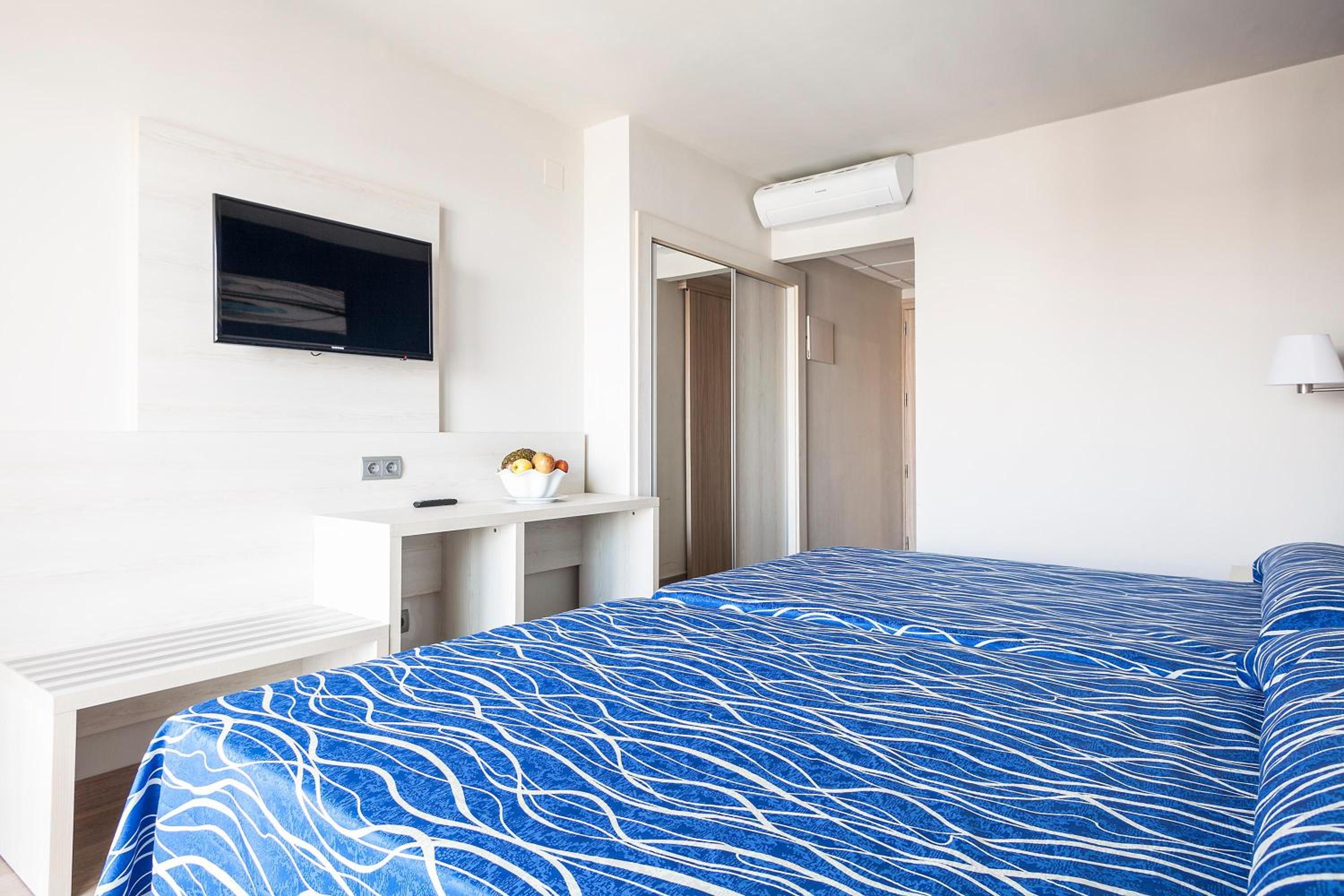 Twin Room (2 Adults + 1 Child)