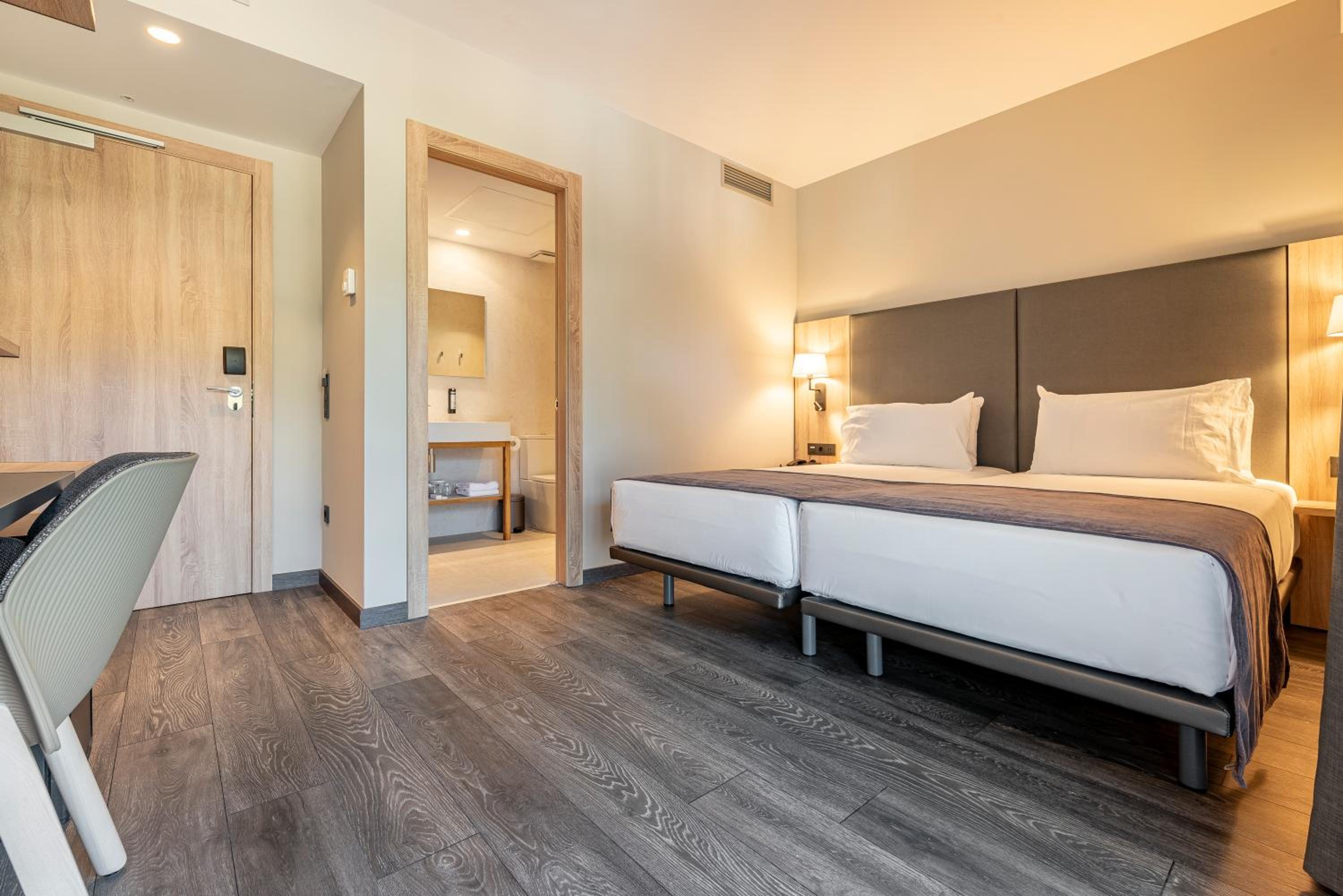 Twin Room with City View and Terrace