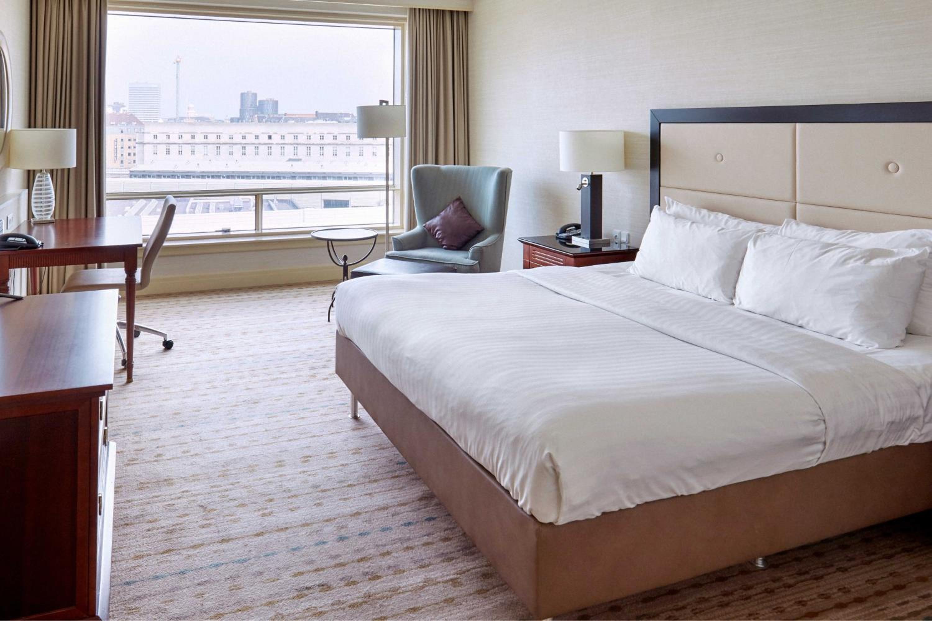 Deluxe Guest Room, 1 King, City View