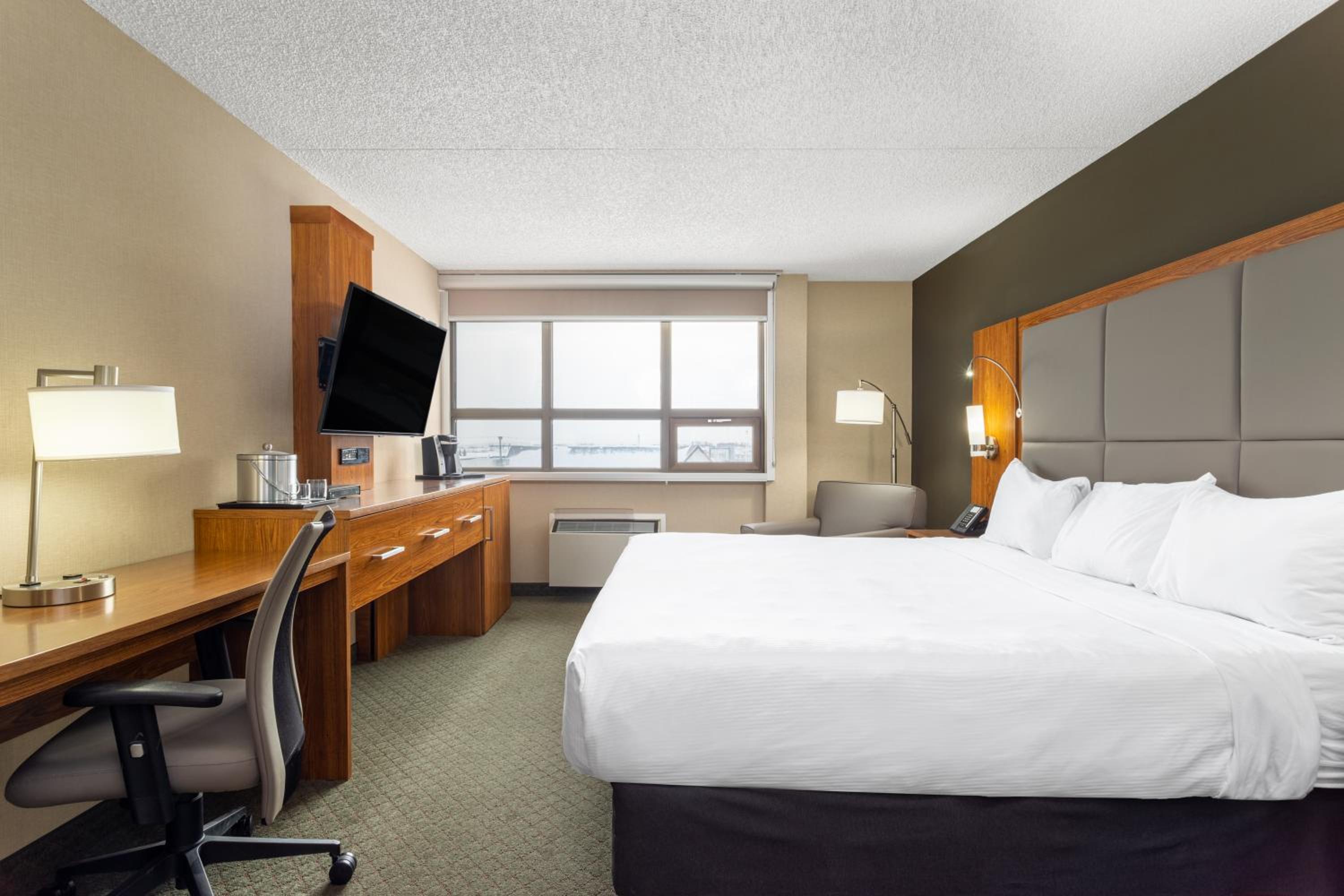 1 King, Mobility Accessible Room, Bathtub w/ Grab Bars, Non-Smoking