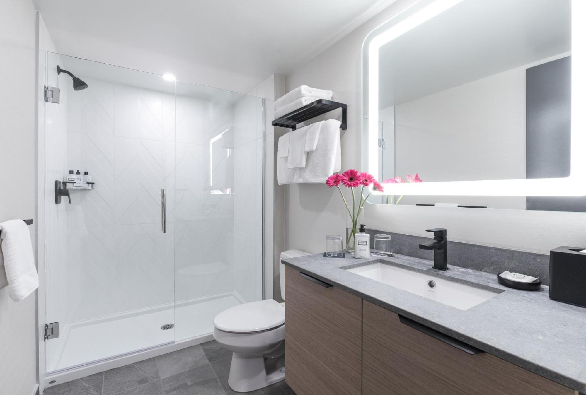 Deluxe One Bedroom King Suite with Kitchen