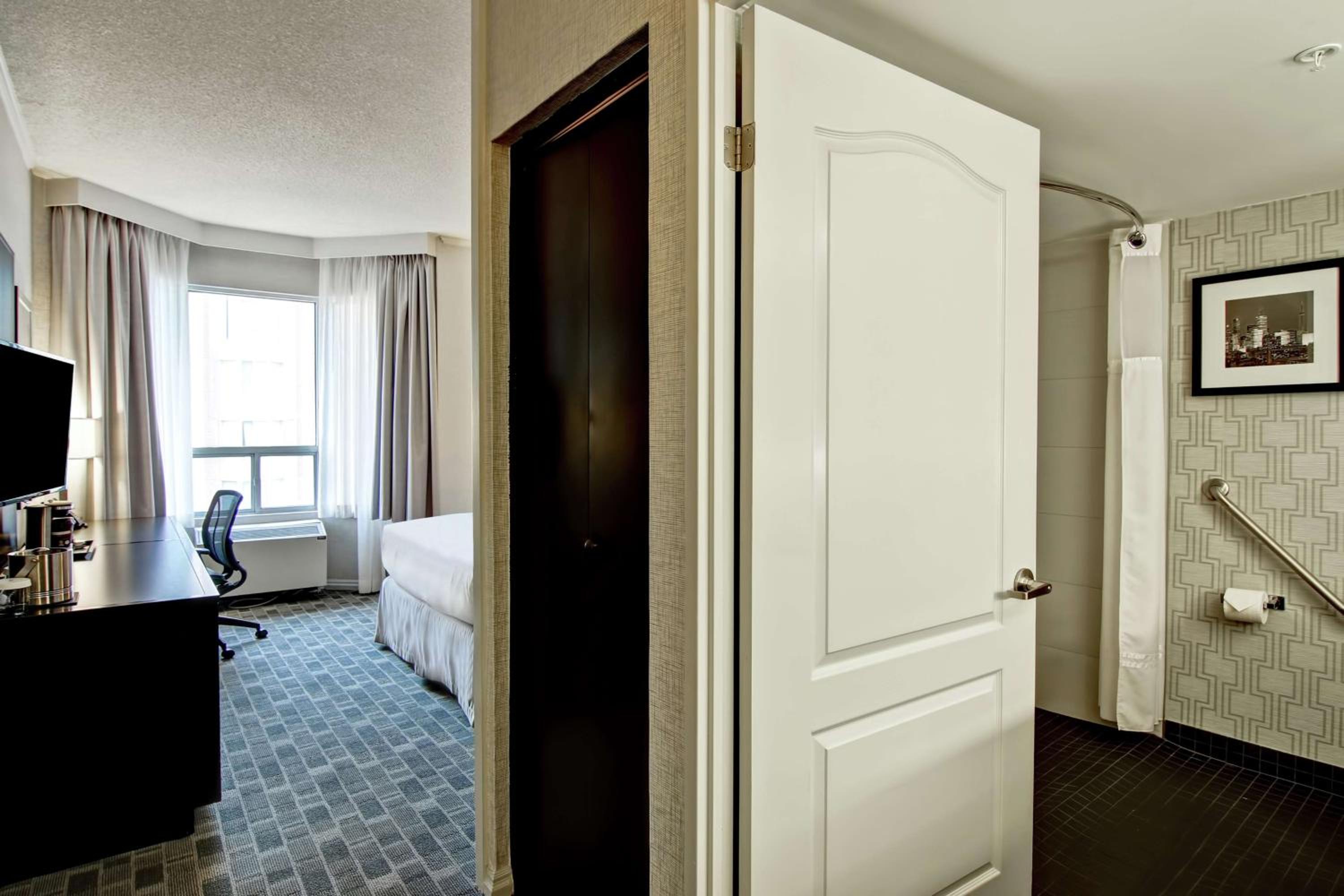Queen Room with Bath Tub - Mobility Access