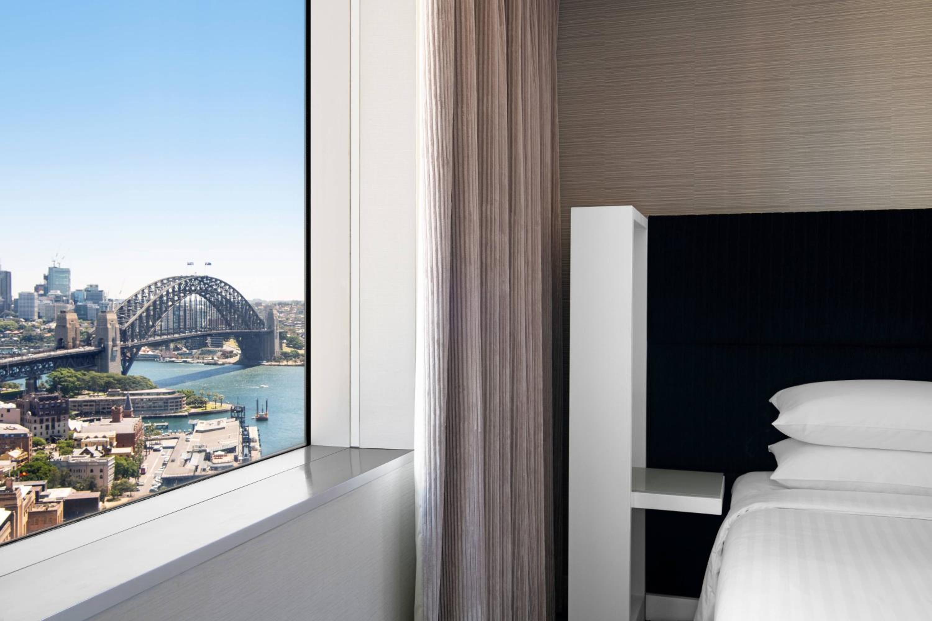 Guest room, 1 King Bed with Harbor Bridge View