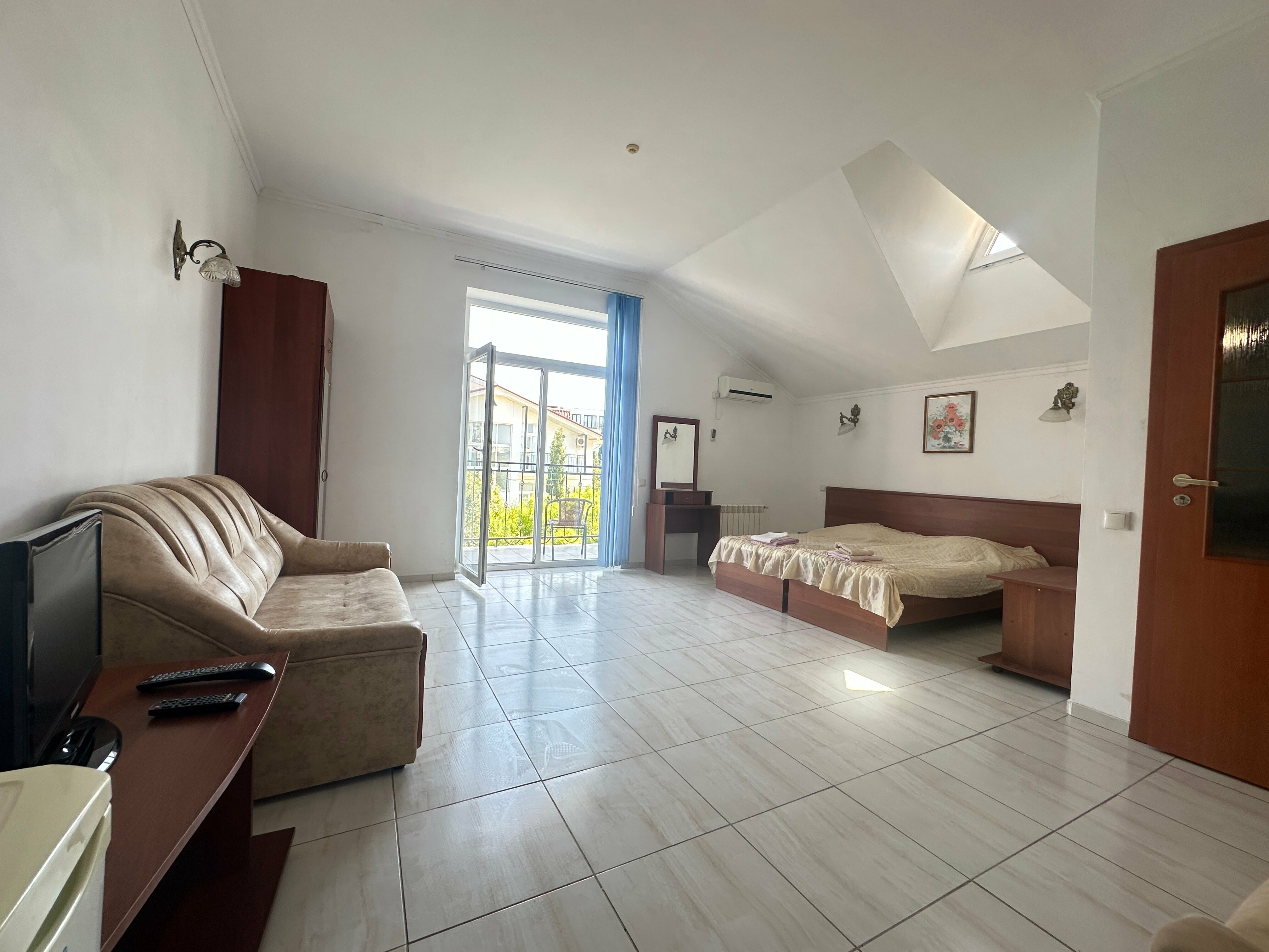 Трехместный номер с балконом