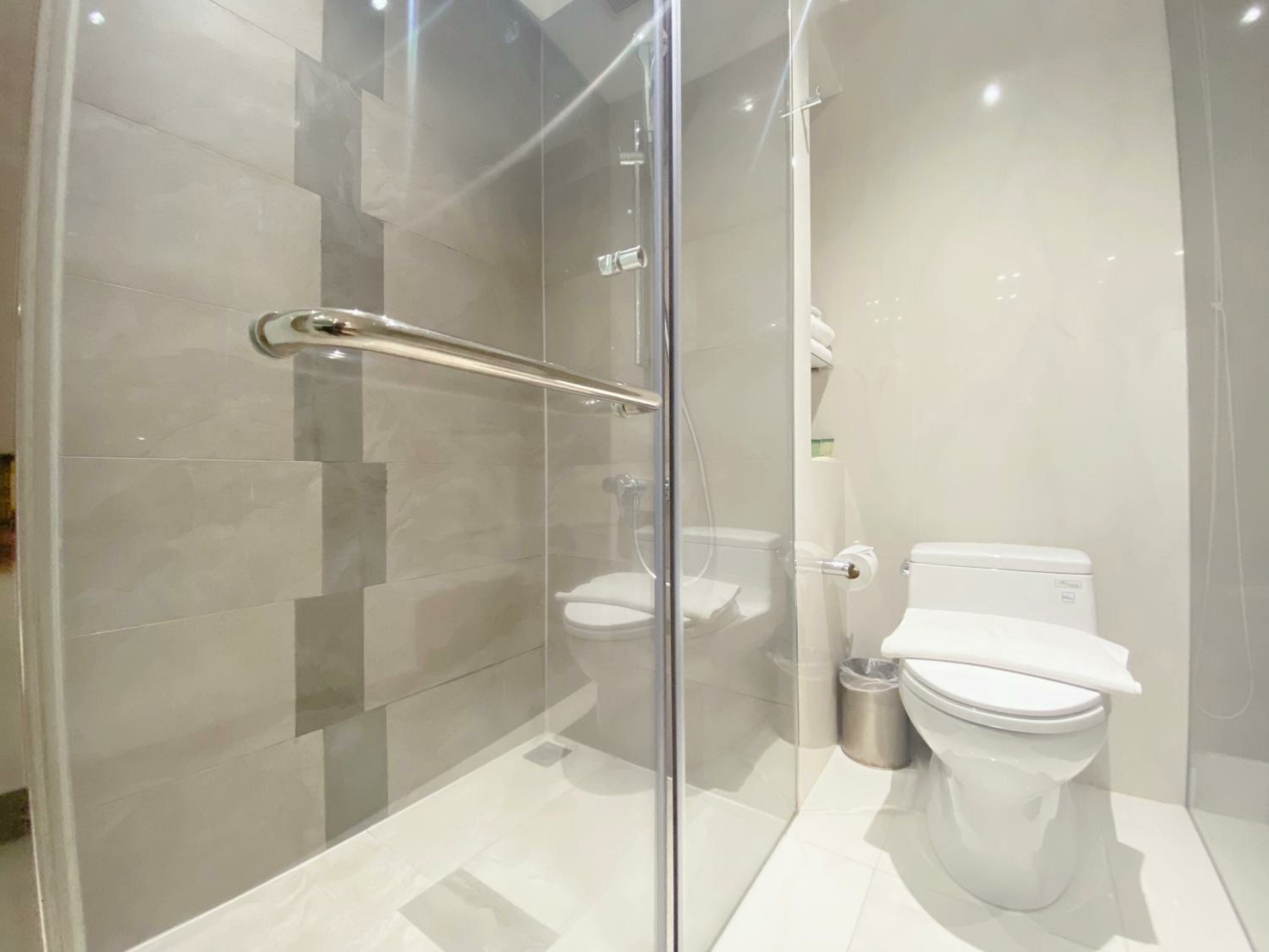 Deluxe Queen Room - No Window