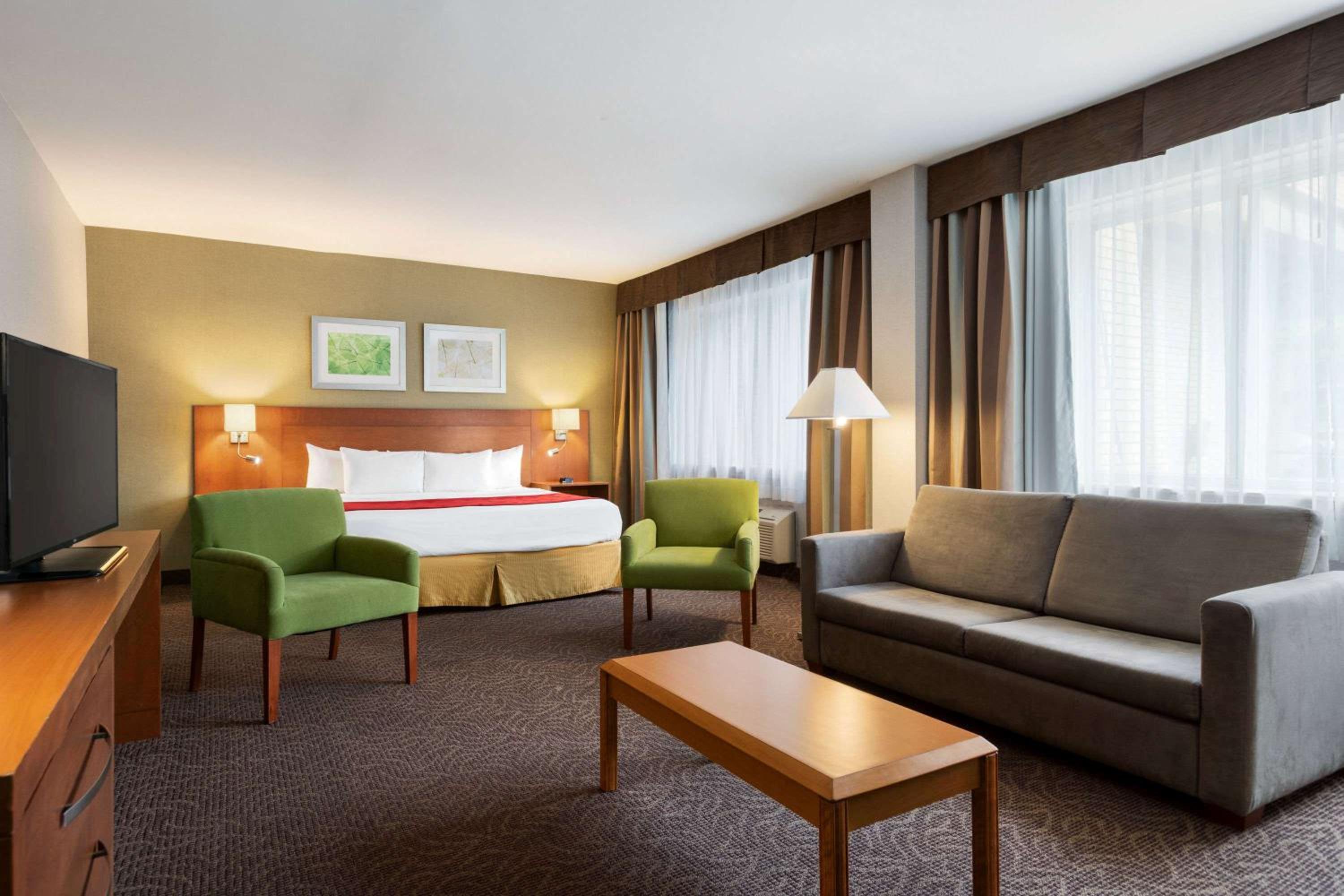 King Suite - Non-Smoking