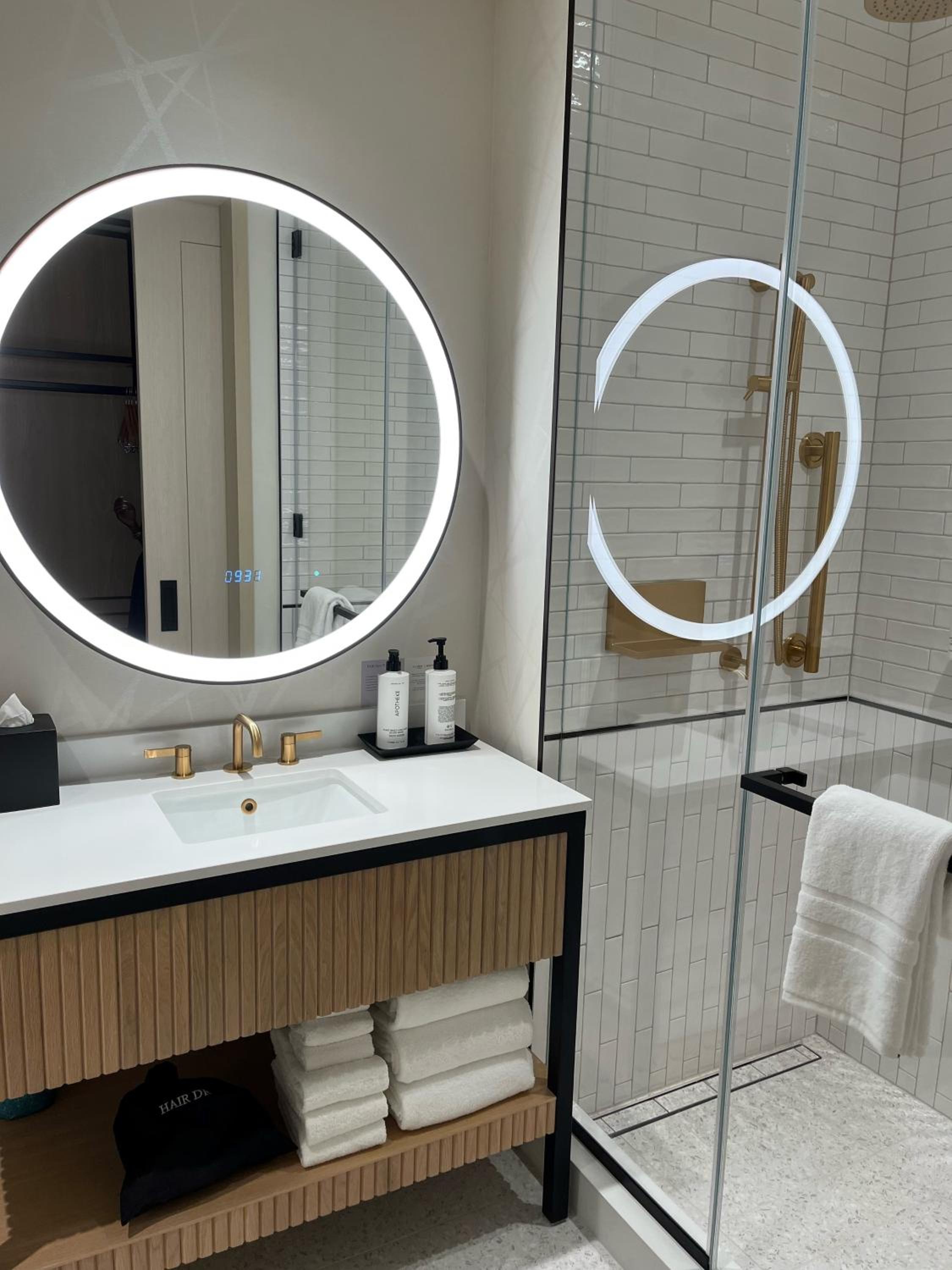 Corner King Room With Ball Drop View - High Floor