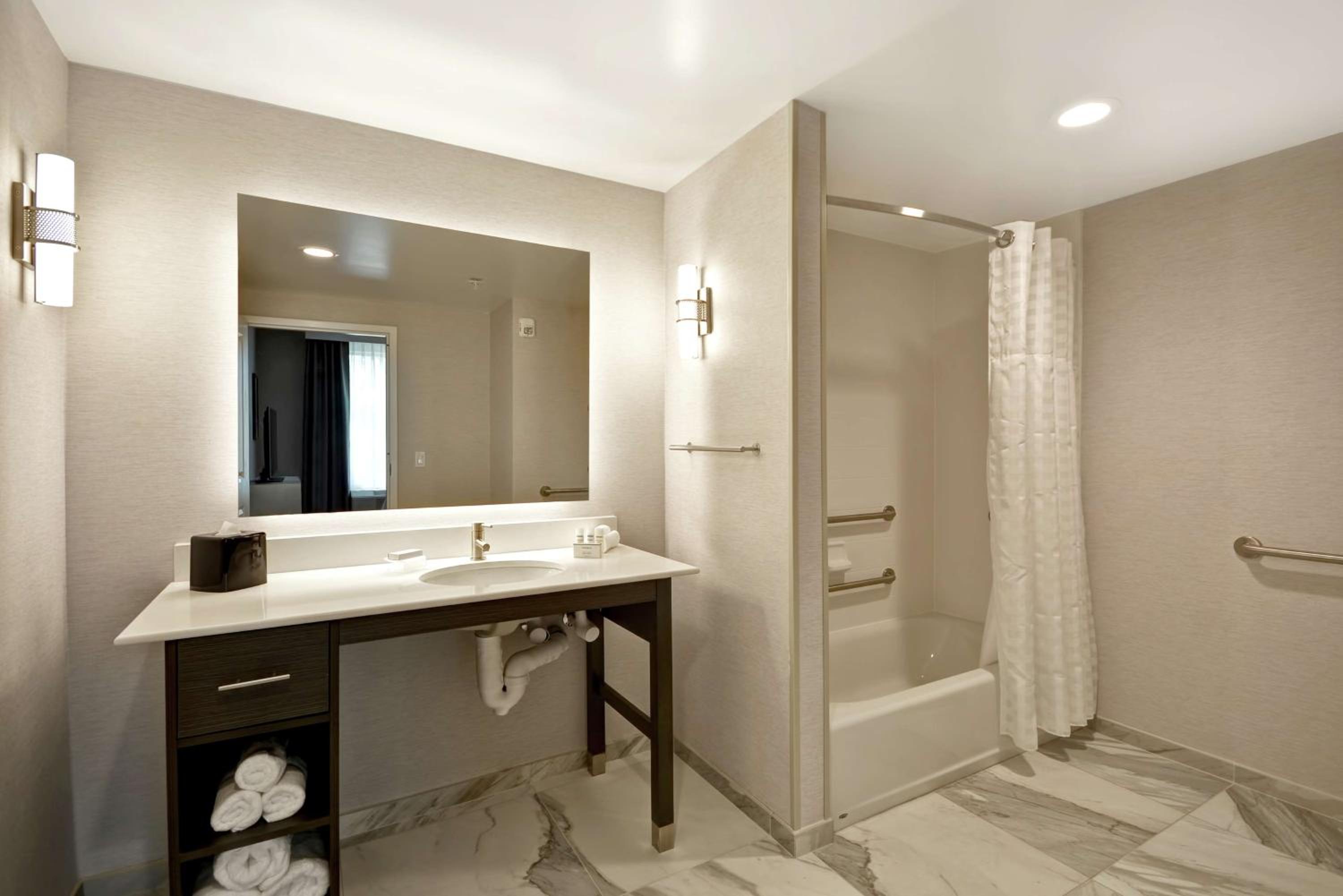 King Suite - Mobility/Hearing Accessible - Non-Smoking