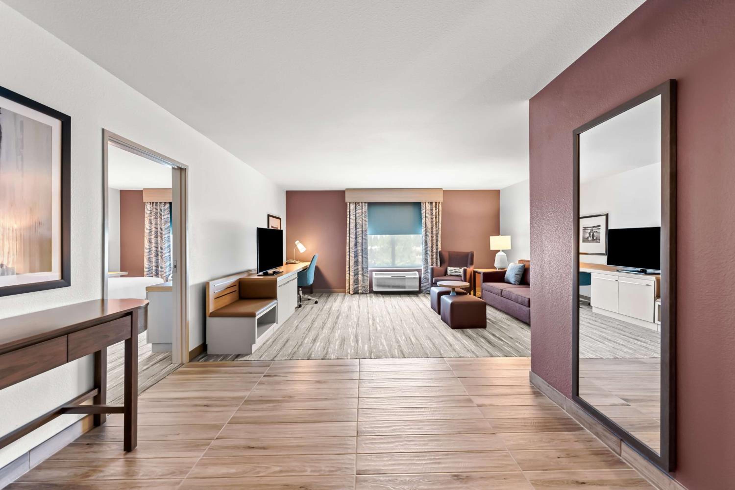 One-Bedroom King Suite with Roll-in Shower - Mobility Accessible