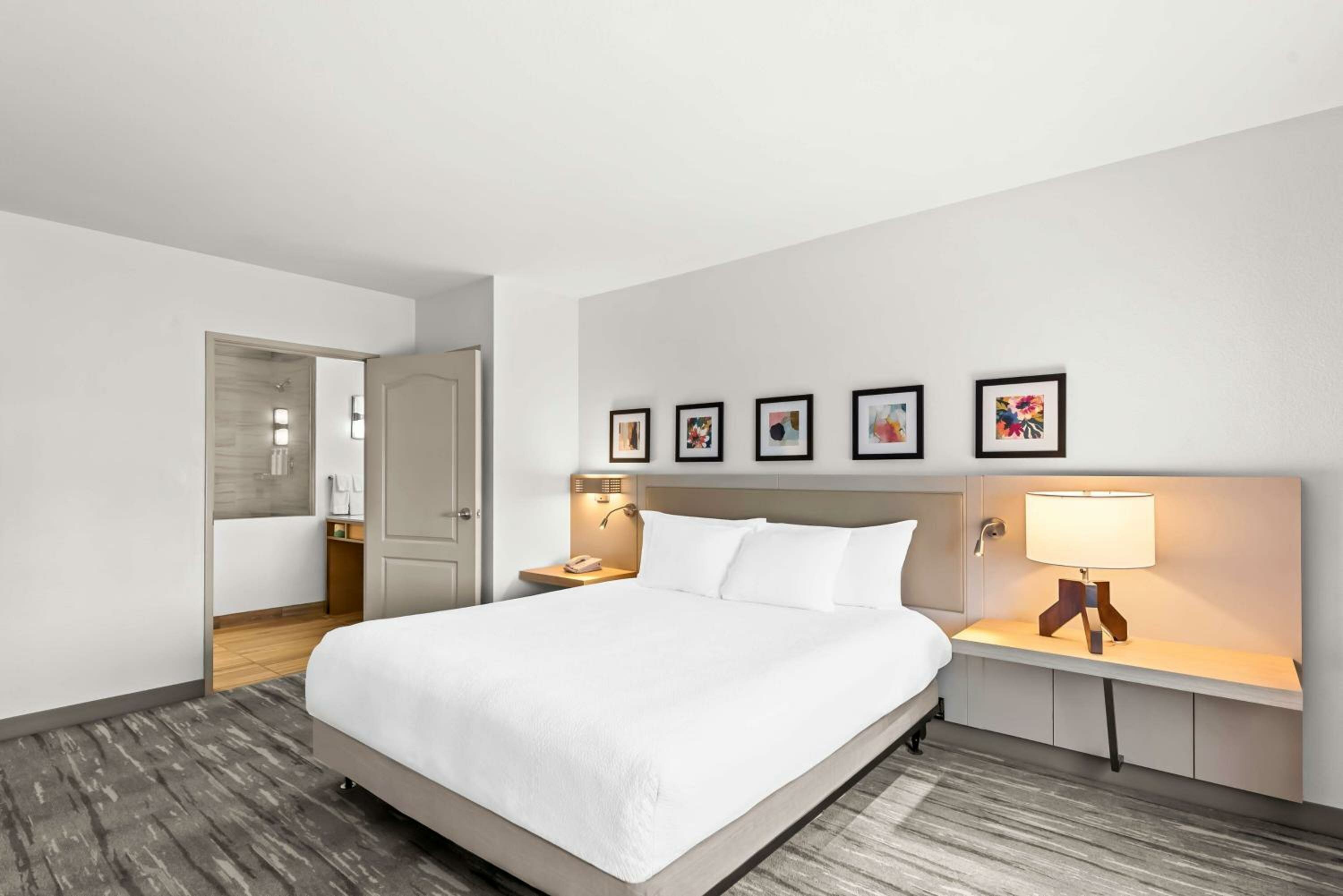 One-Bedroom King Suite with Roll-in Shower - Mobility Accessible