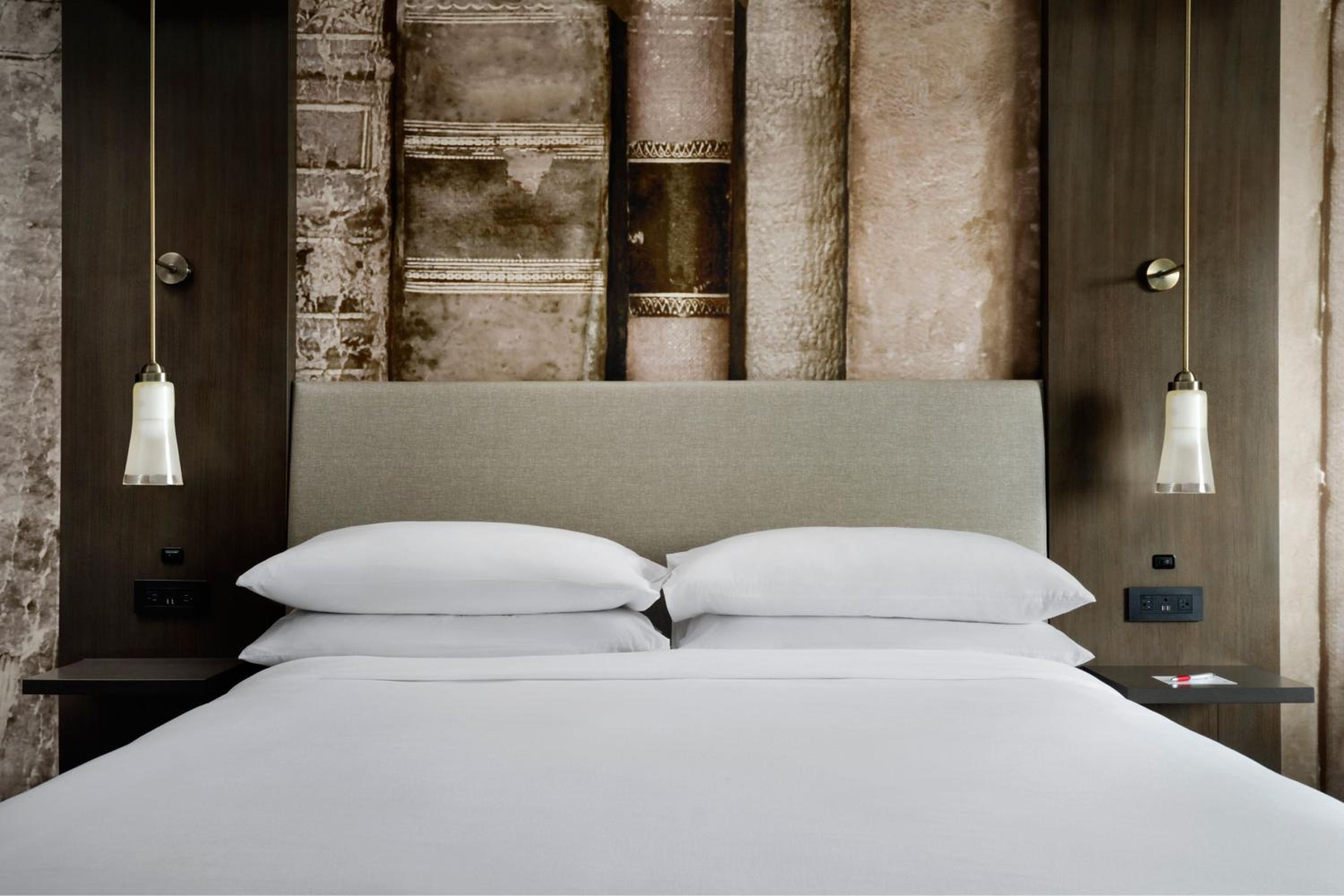 Cityscape, Guest room, 1 King, City view