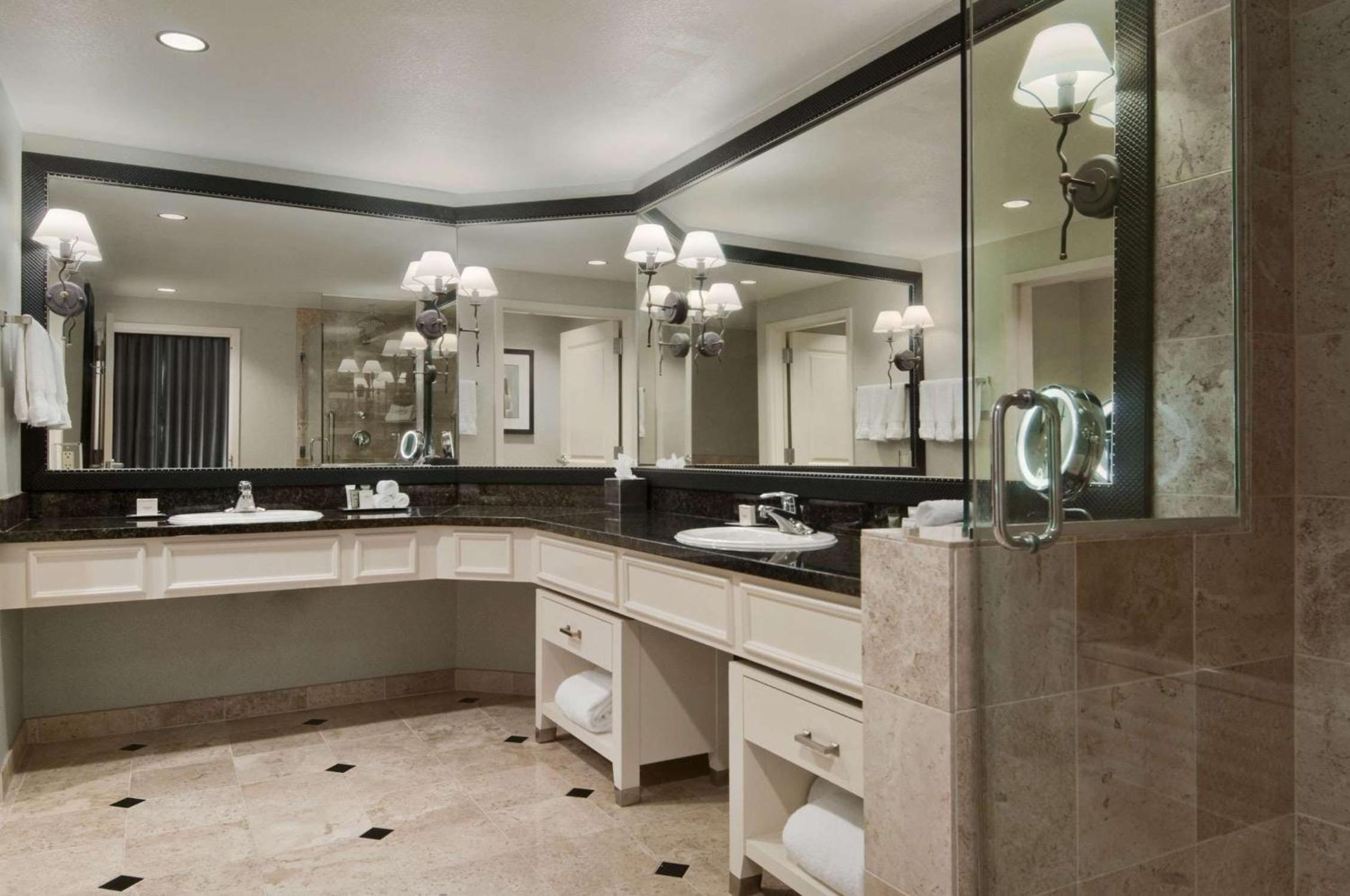 One-Bedroom King Suite with Balcony