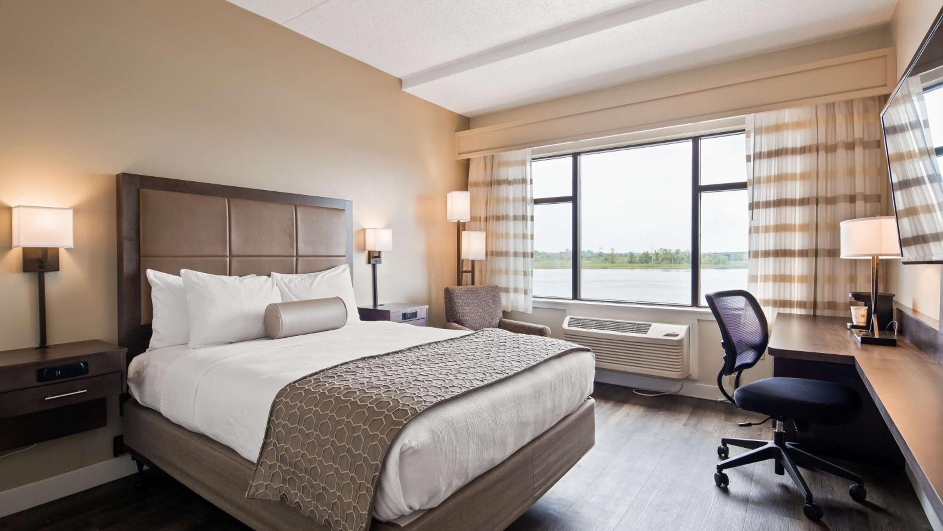 Queen Room with Roll-In Shower and View - Disability Access/Non-Smoking