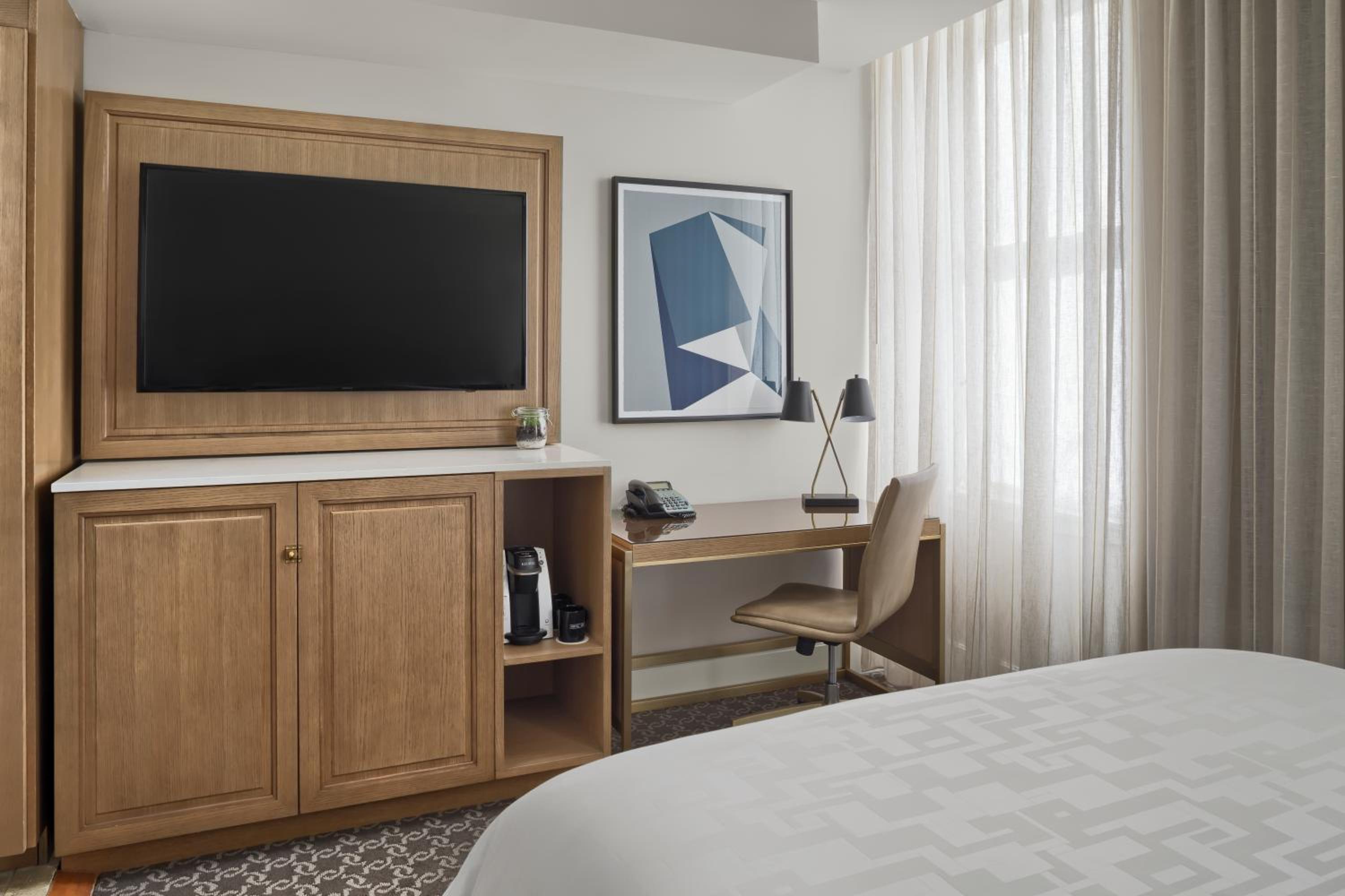 Petite One Queen Room