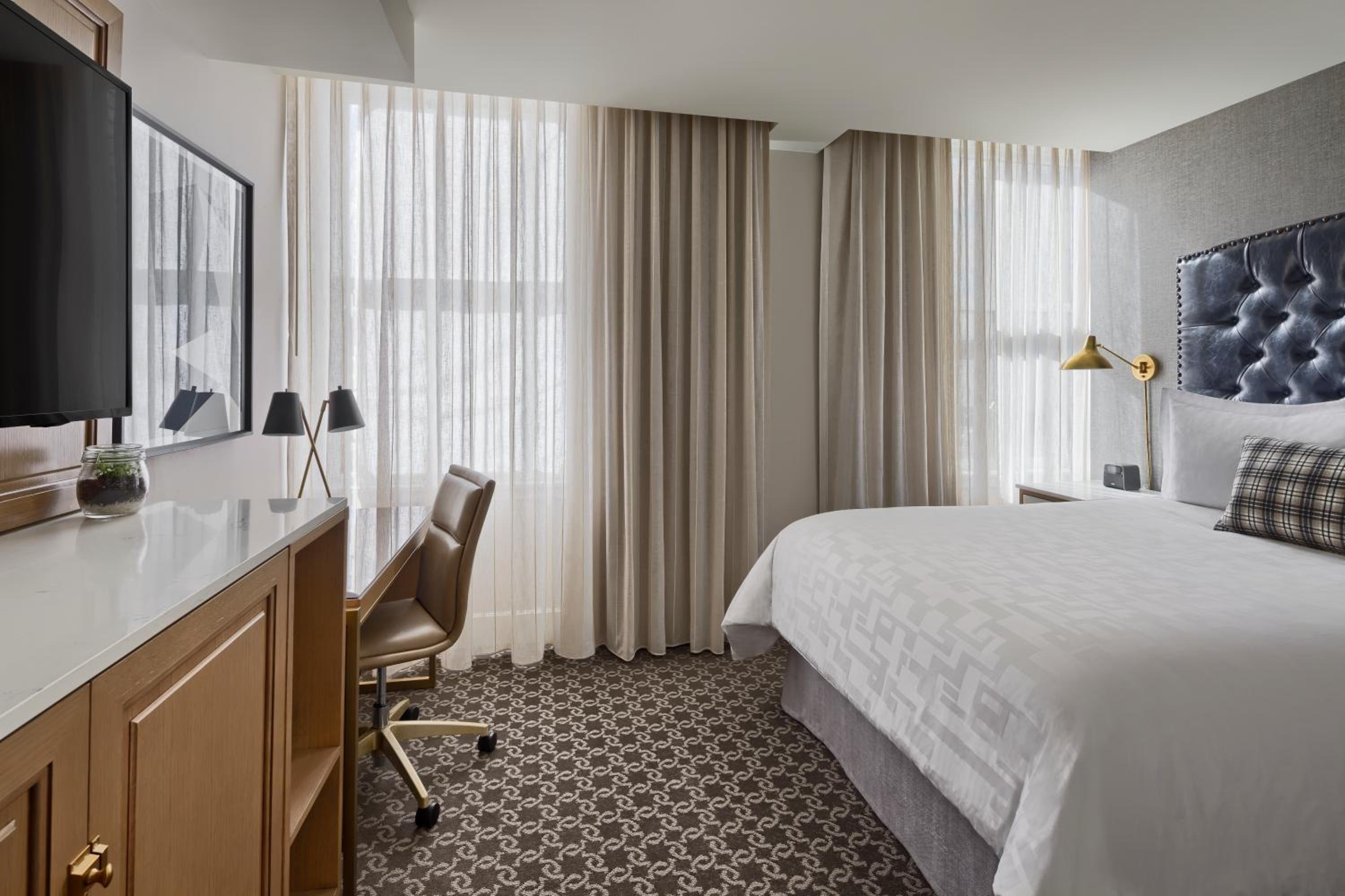 Petite One Queen Room