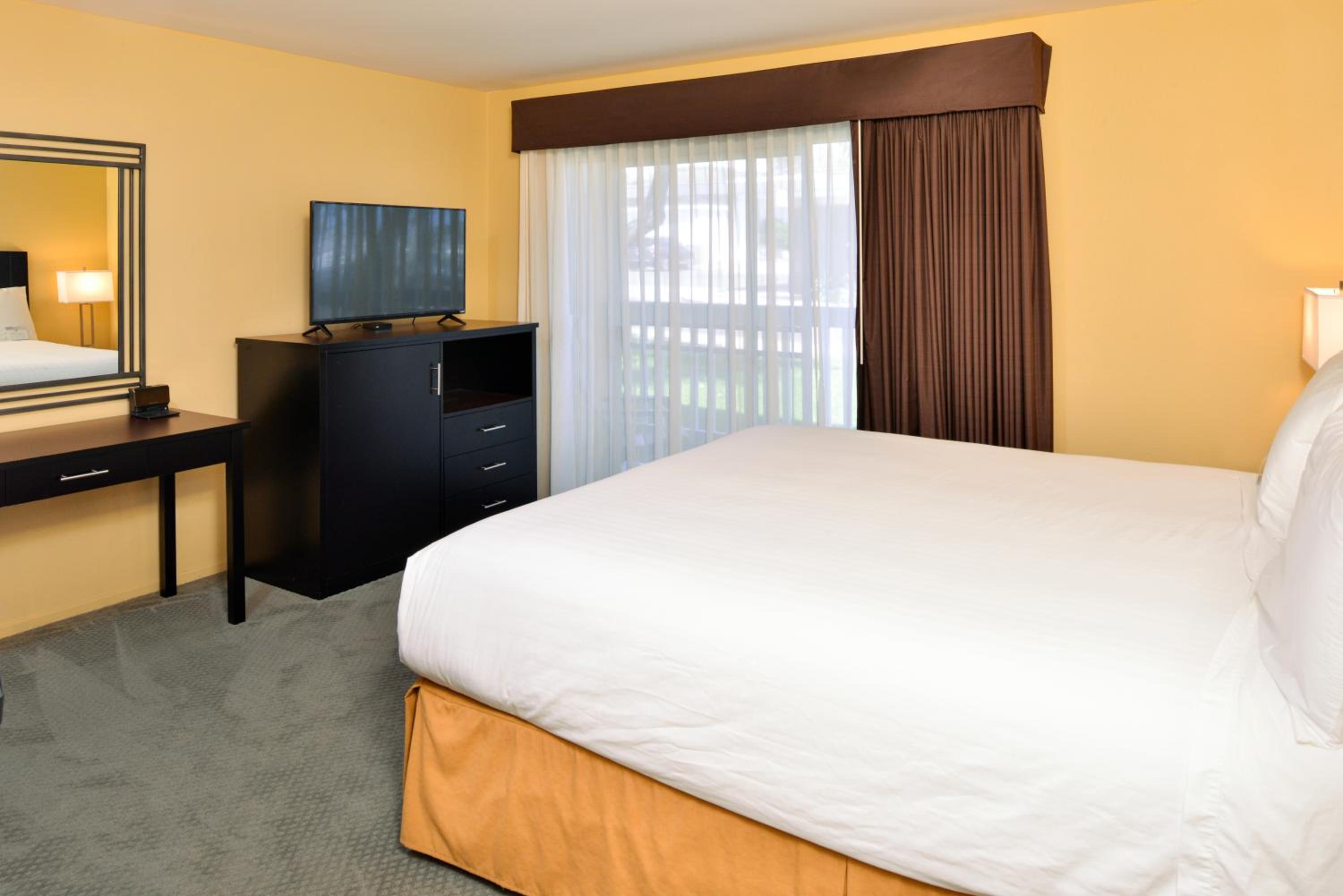 King Room with Roll-In Shower - Disability Access