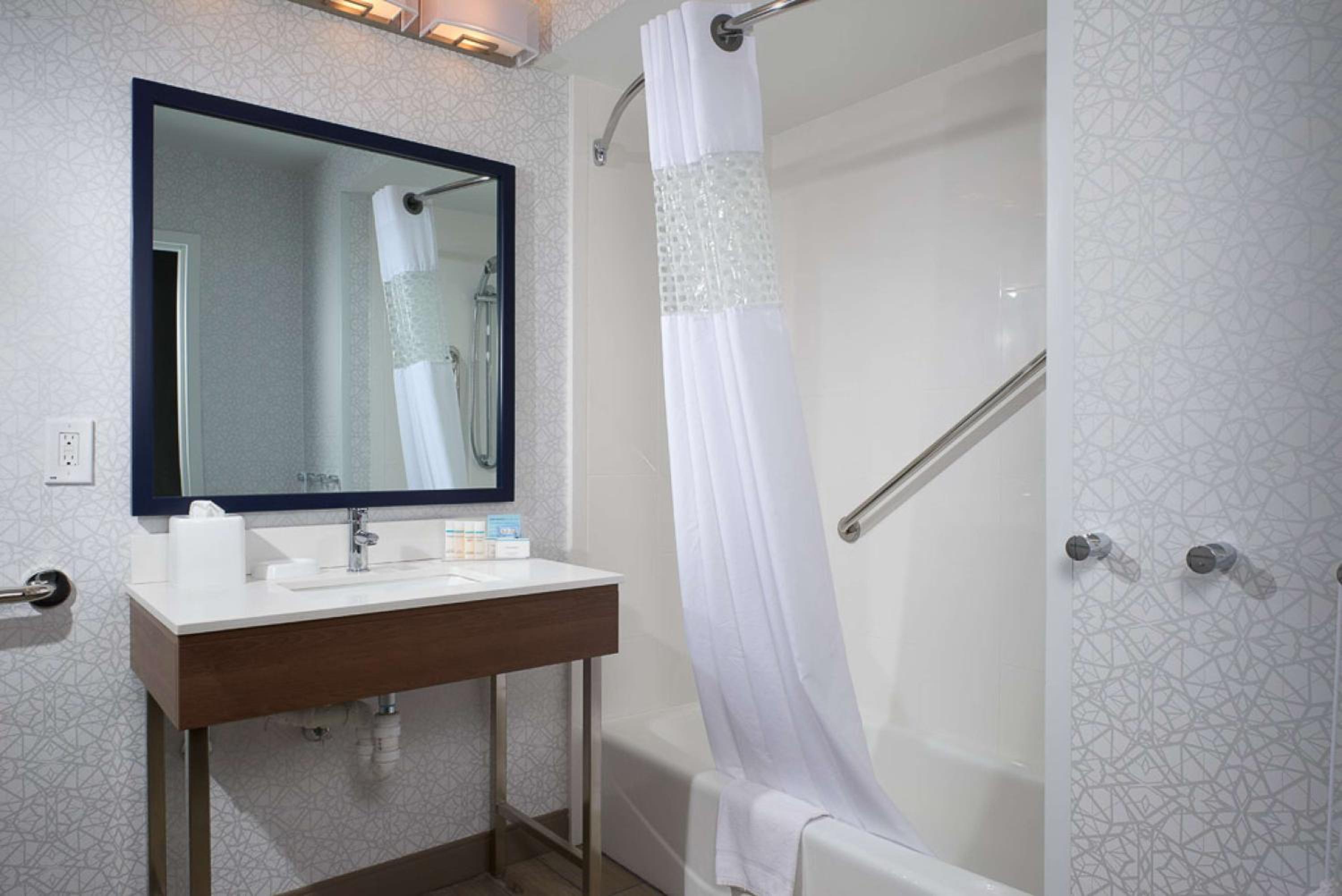 King Room with King Bed - Non-Smoking