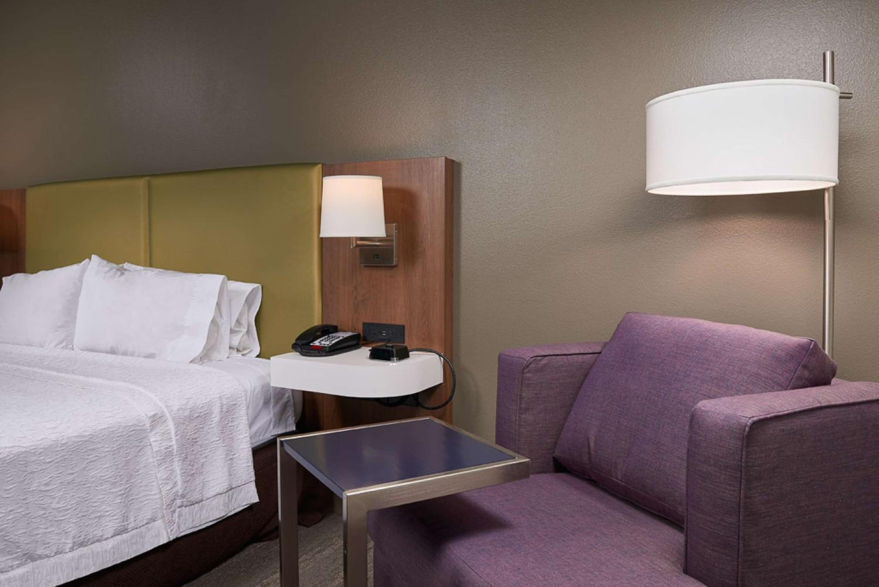 King Room with King Bed - Non-Smoking