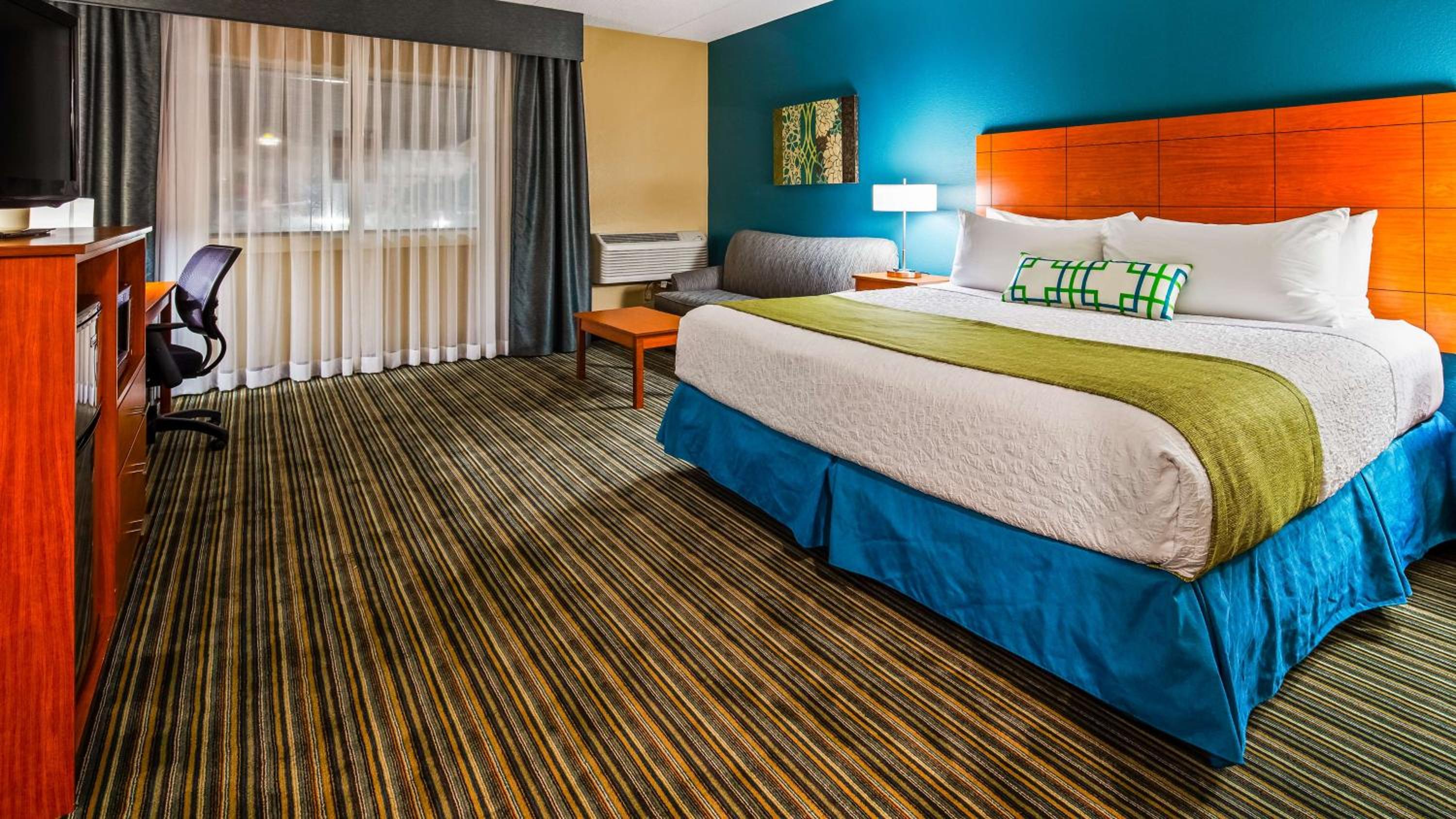 King Room with Bath Tub - Mobility Accessible