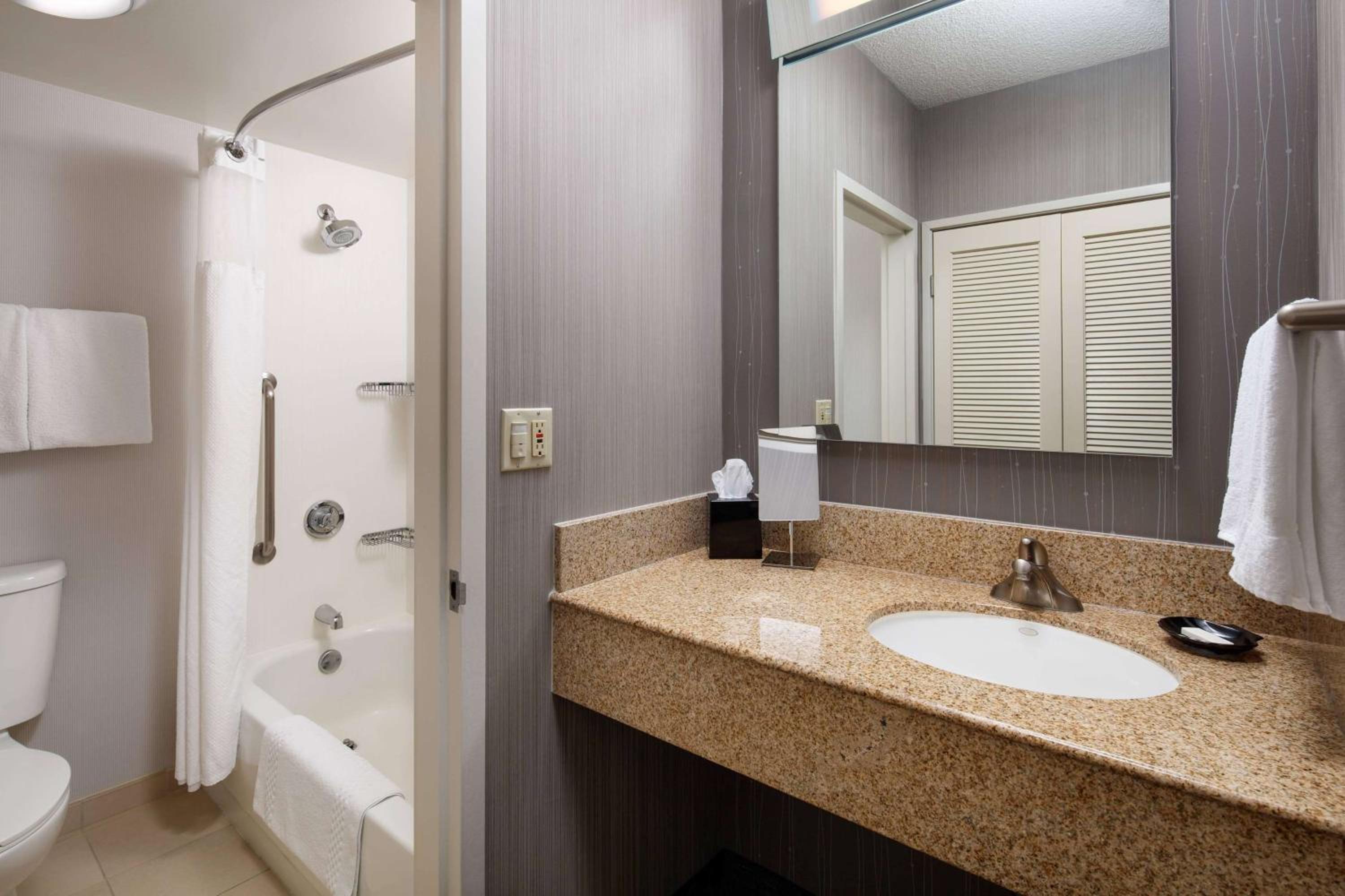 Guestroom Two Doubles - Hearing Accessible