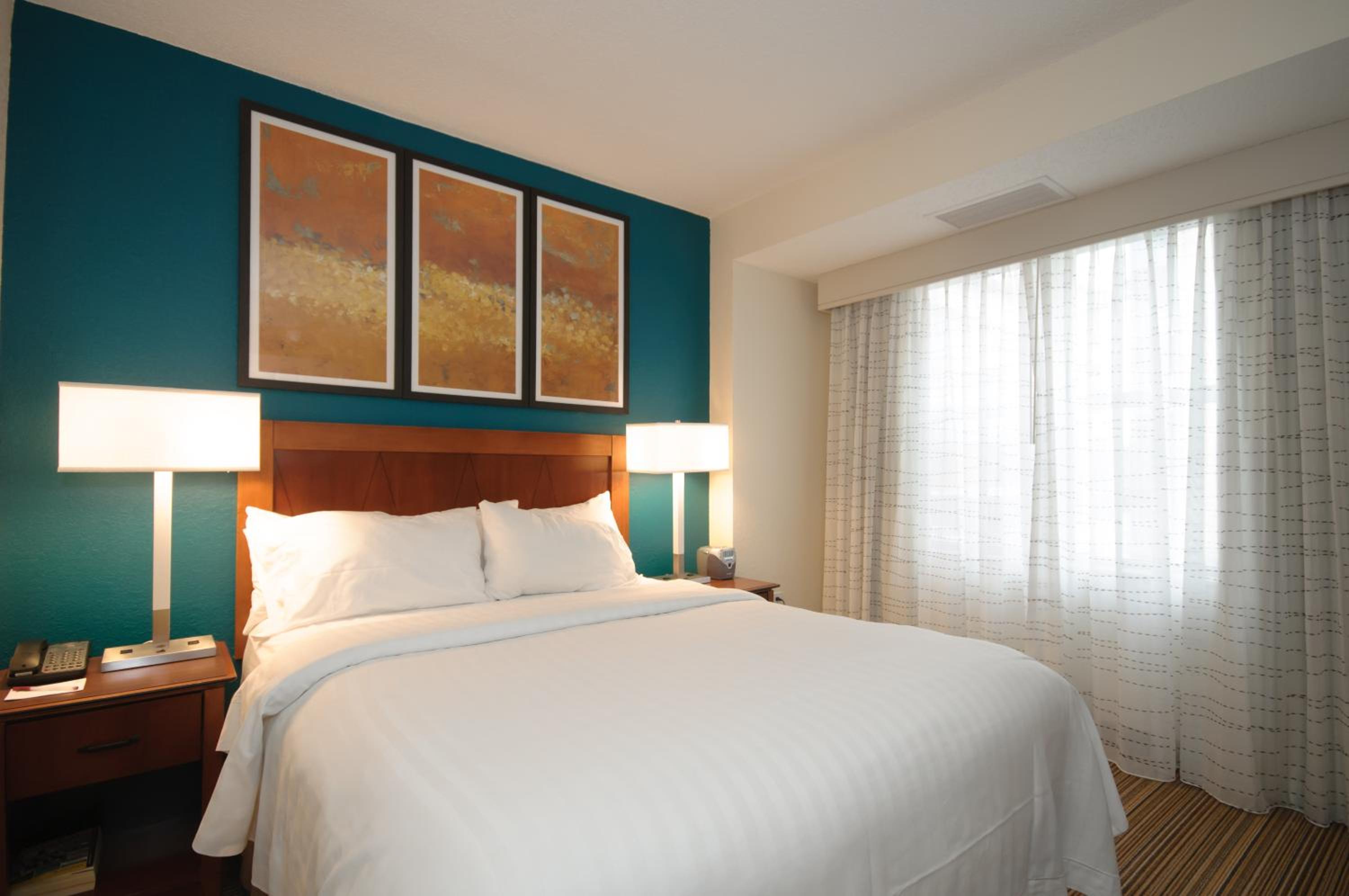One-Bedroom Queen Suite with Sofa Bed and City View