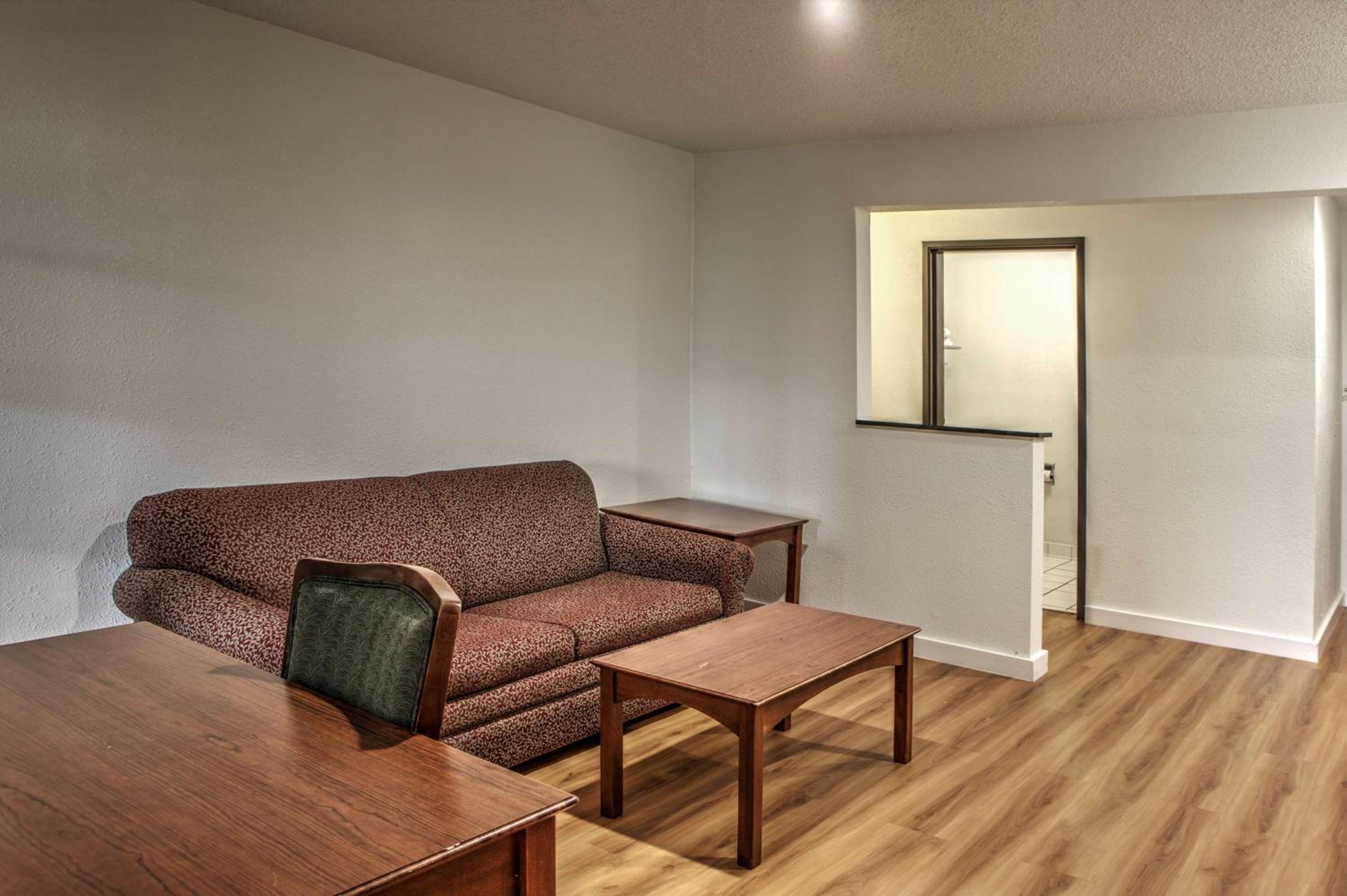 Deluxe King Suite - Non-Smoking