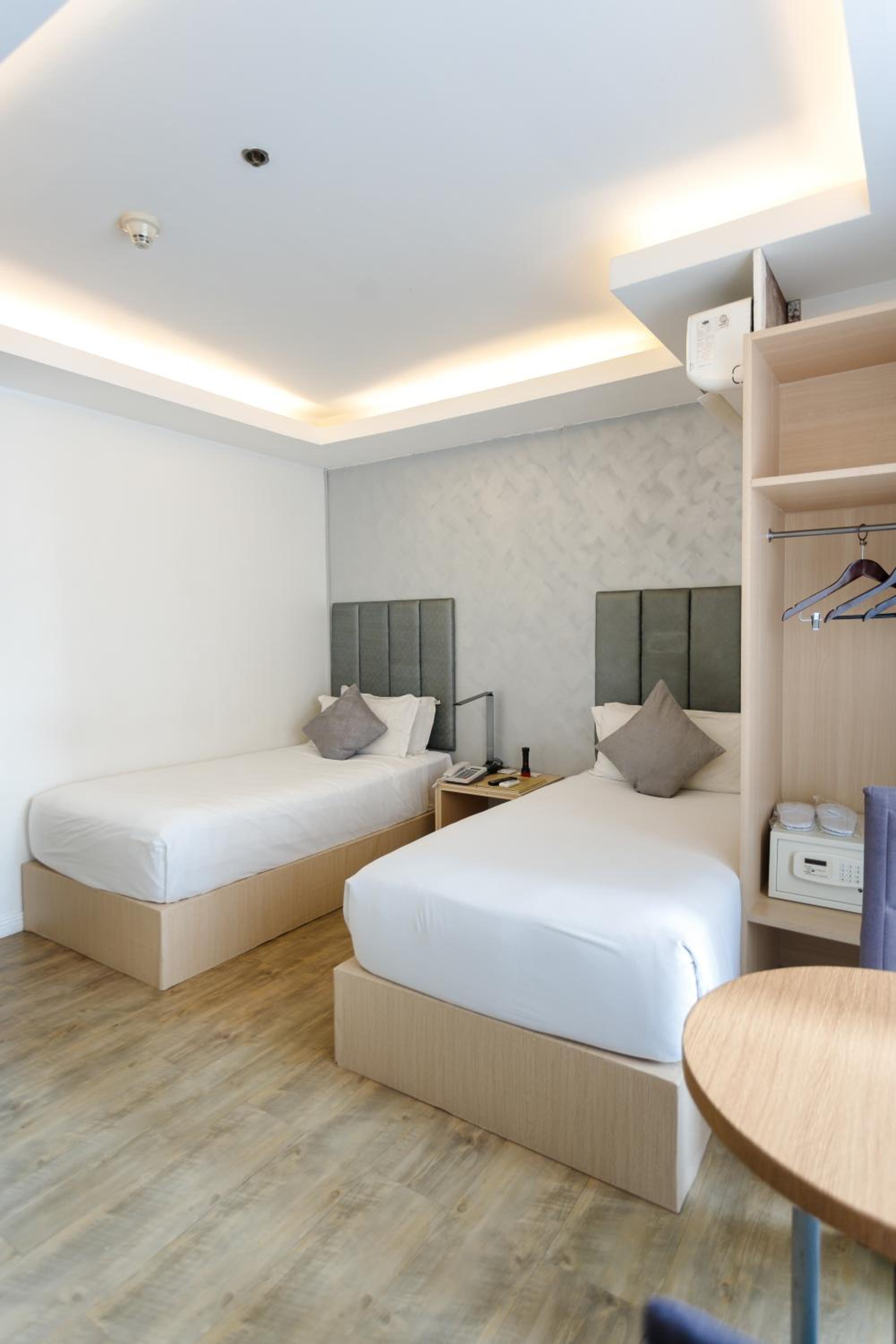 Executive Twin Studio 