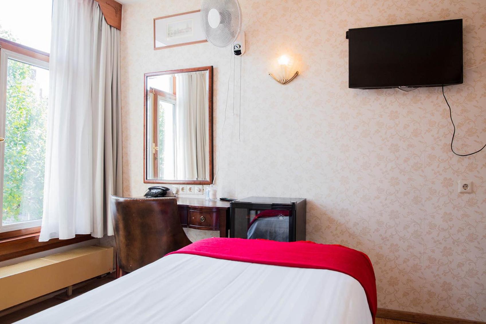 Single (Private Bathroom)