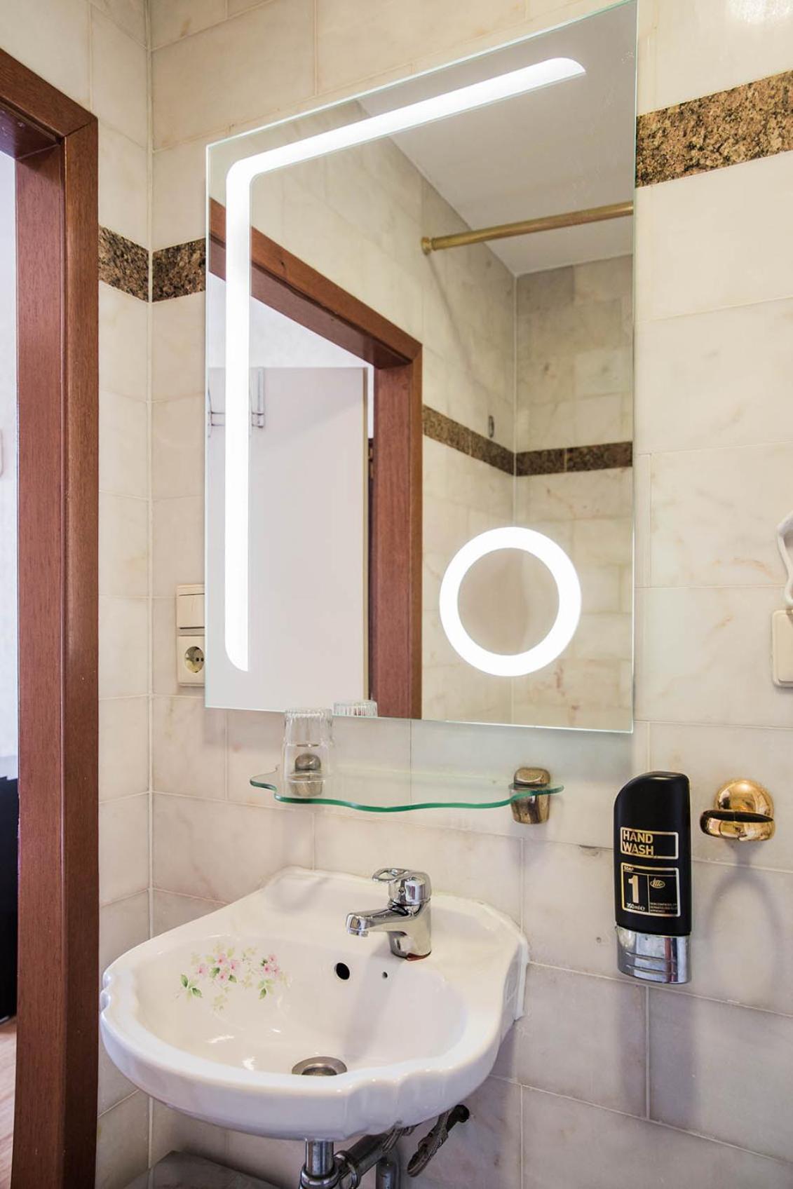 Single (Private Bathroom)