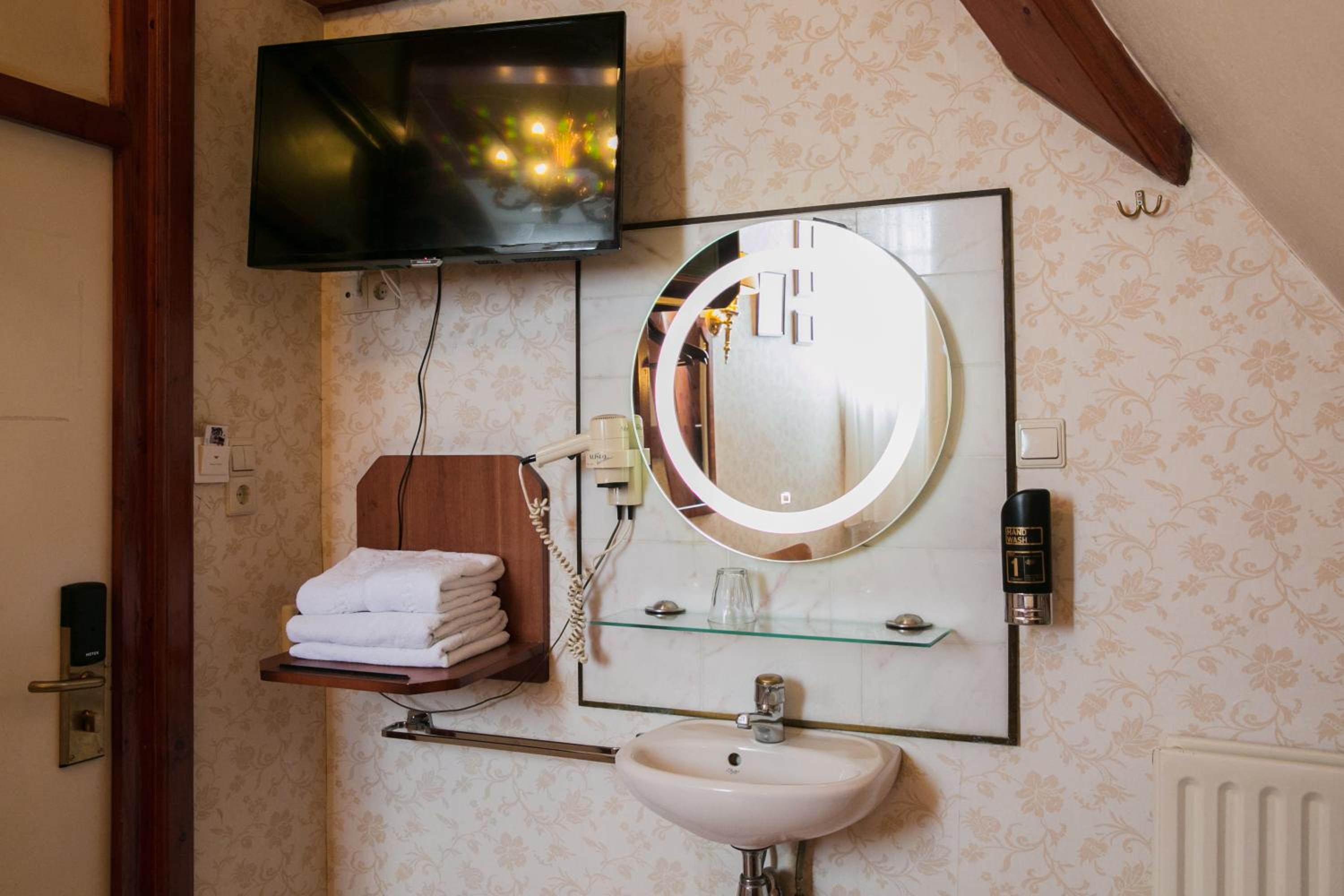 Twin Room (shared bathroom) 