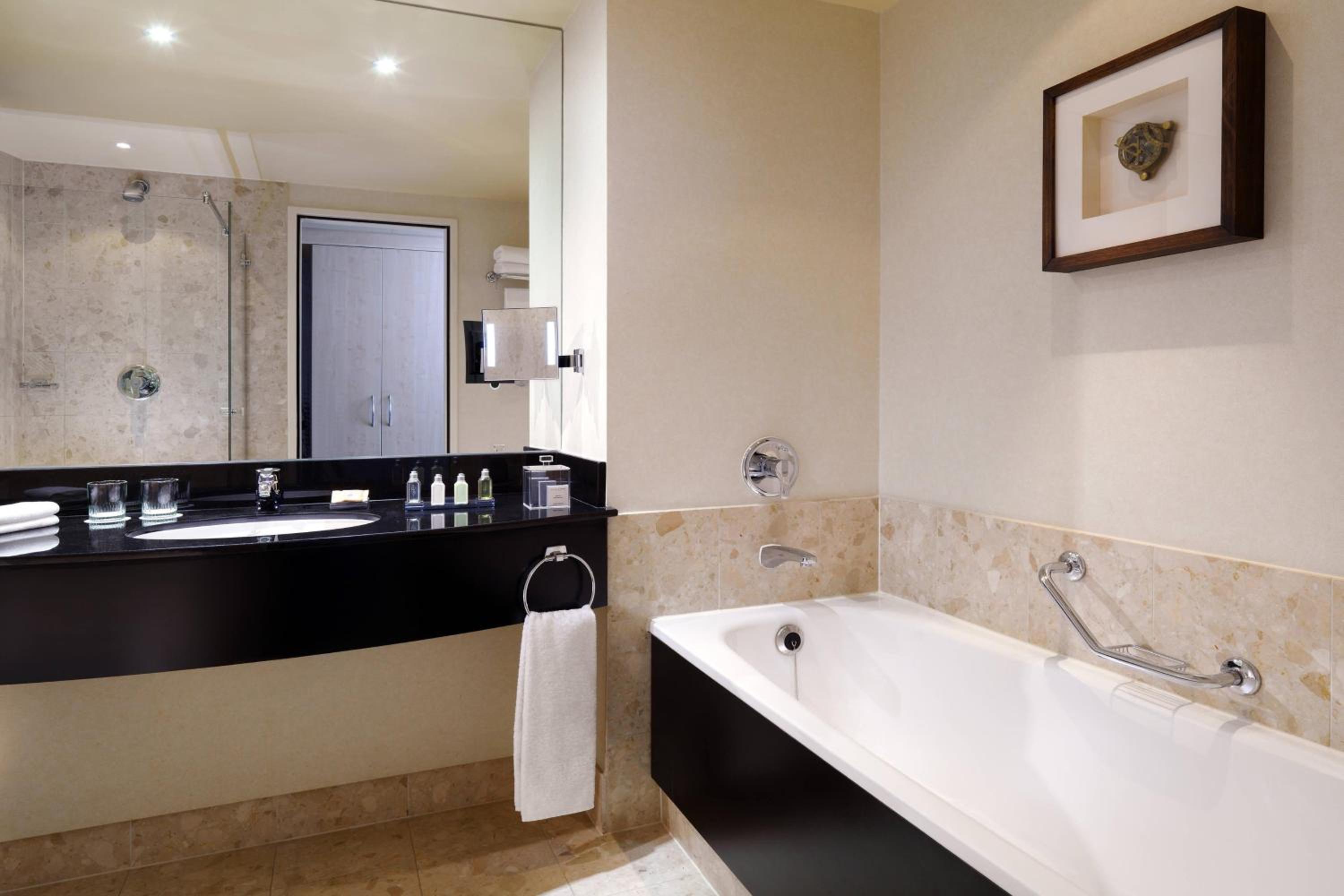 Junior King Suite with M Club Lounge Access