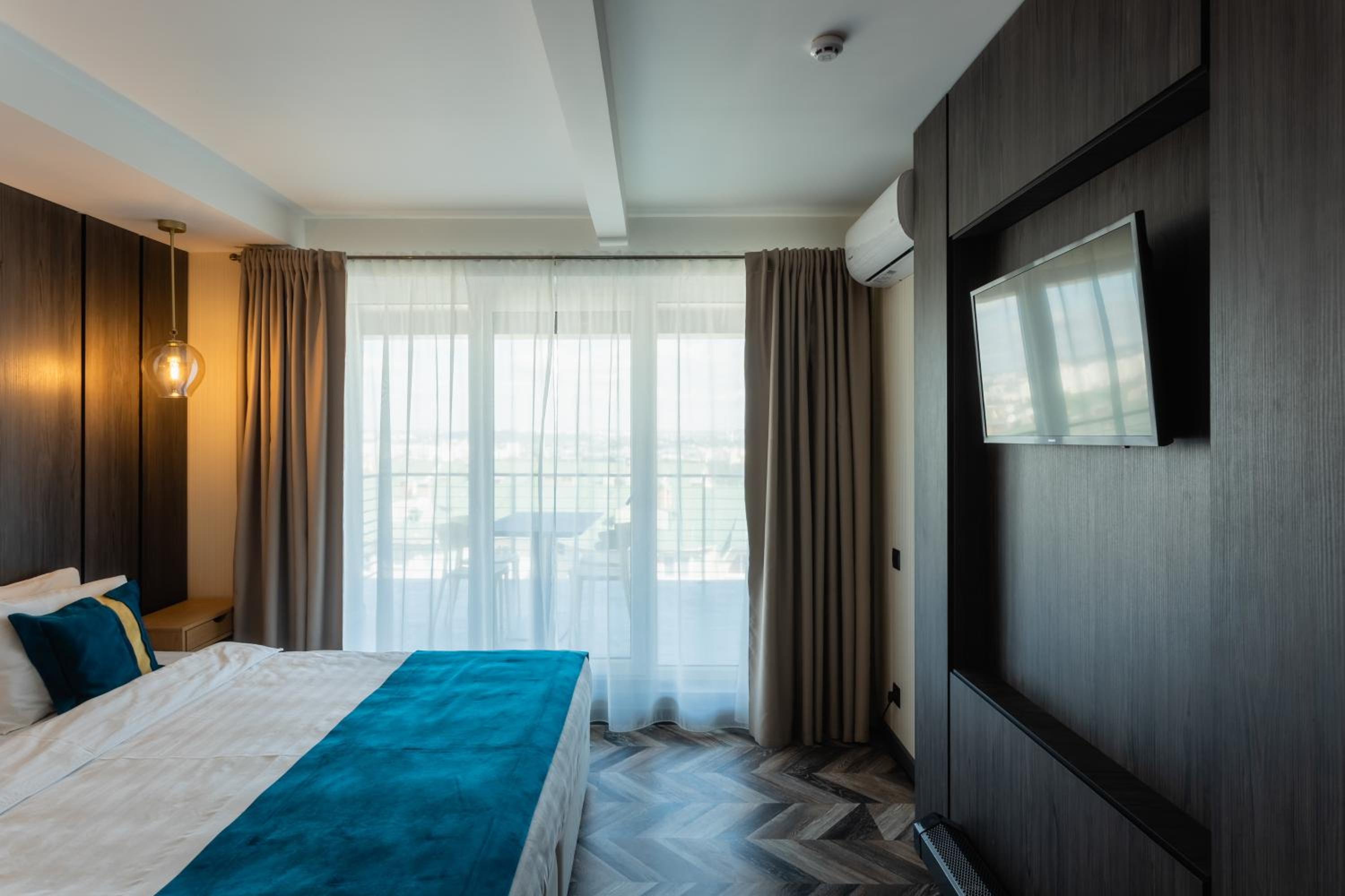 Deluxe One-Bedroom Apartment with Terrace