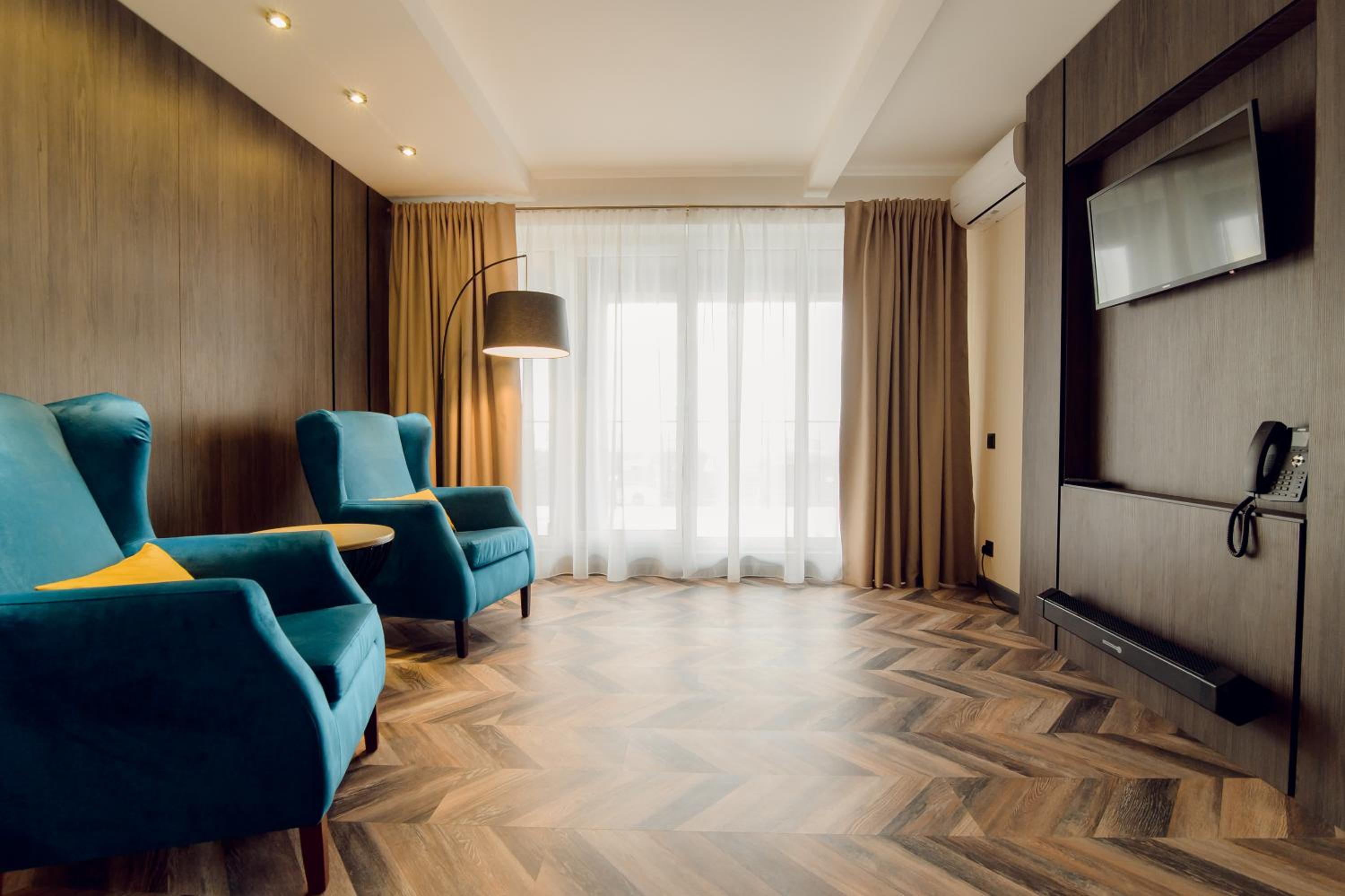 Deluxe One-Bedroom Apartment with Terrace