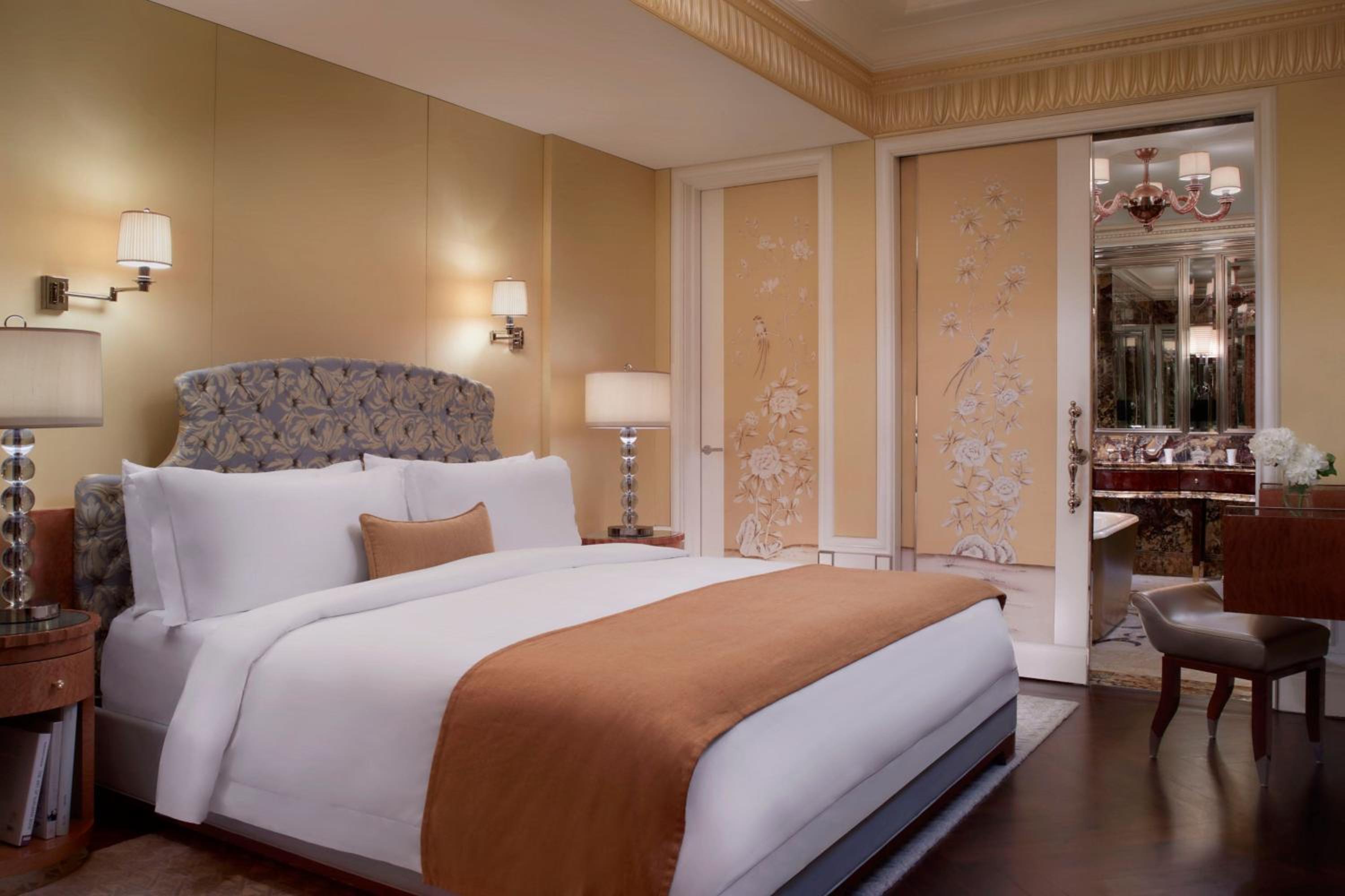 Specialty Suite, 1 Bedroom Larger Suite, 1 King, Garden View